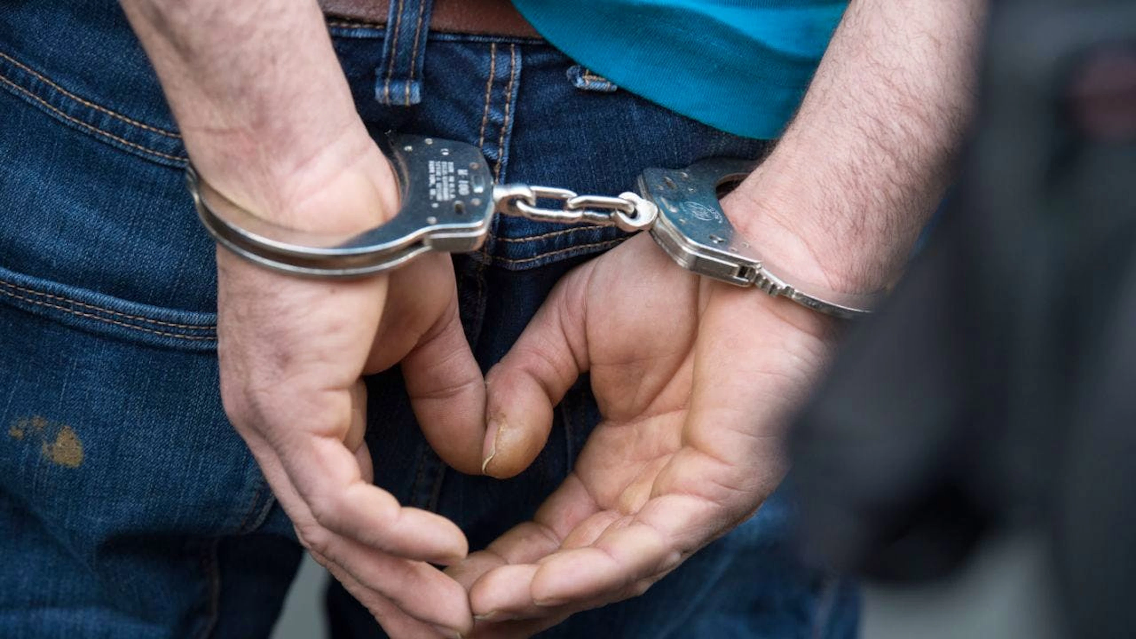 Nachdem er einen anderen Mann niedergestochen hatte, meldete sich der 65-jährige mutmassliche Schweizer Täter selbst bei der Polizei. Diese nahm ihn fest. 