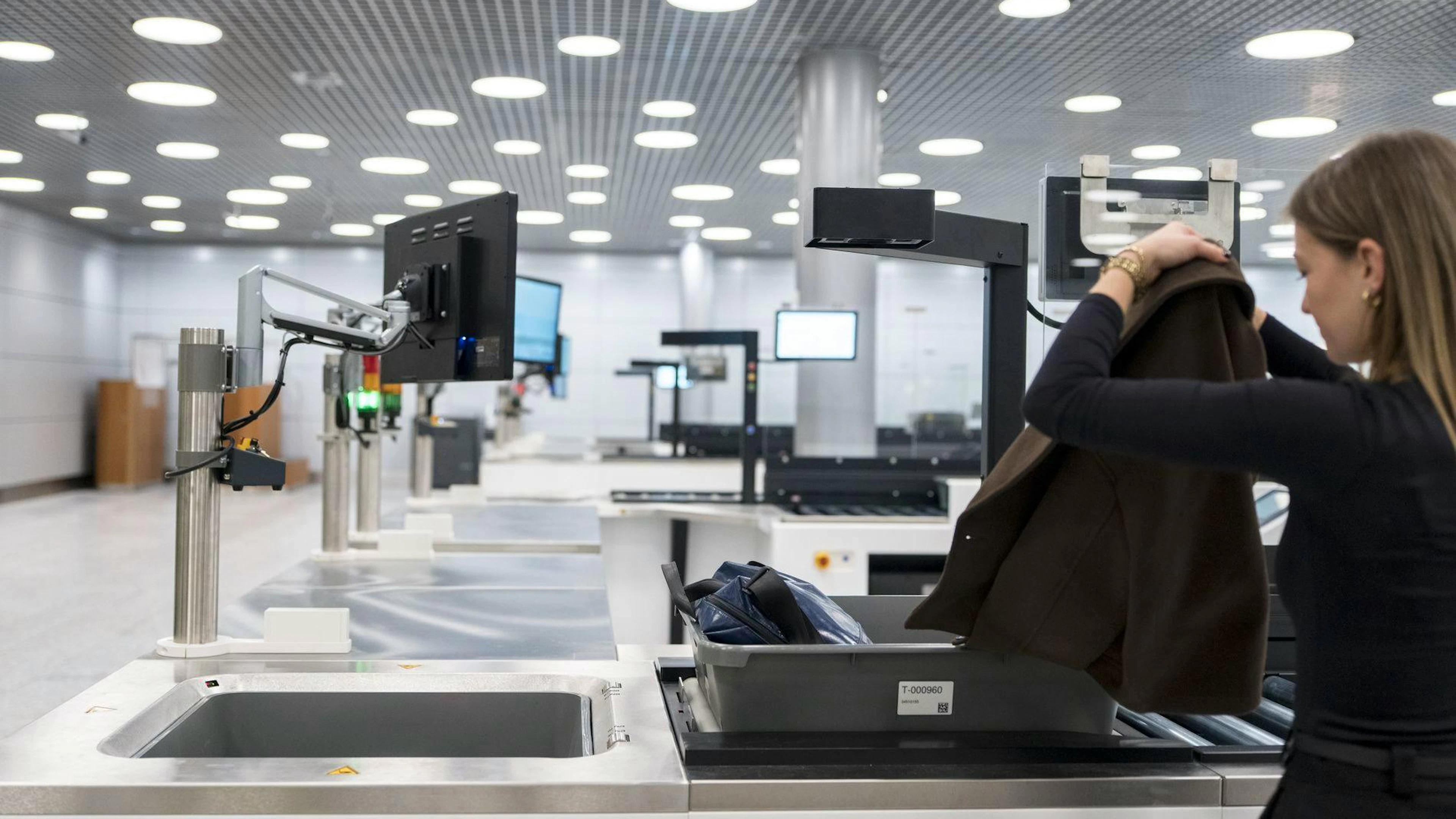Viele Menschen stehen bei der Security in der falschen Schlange.