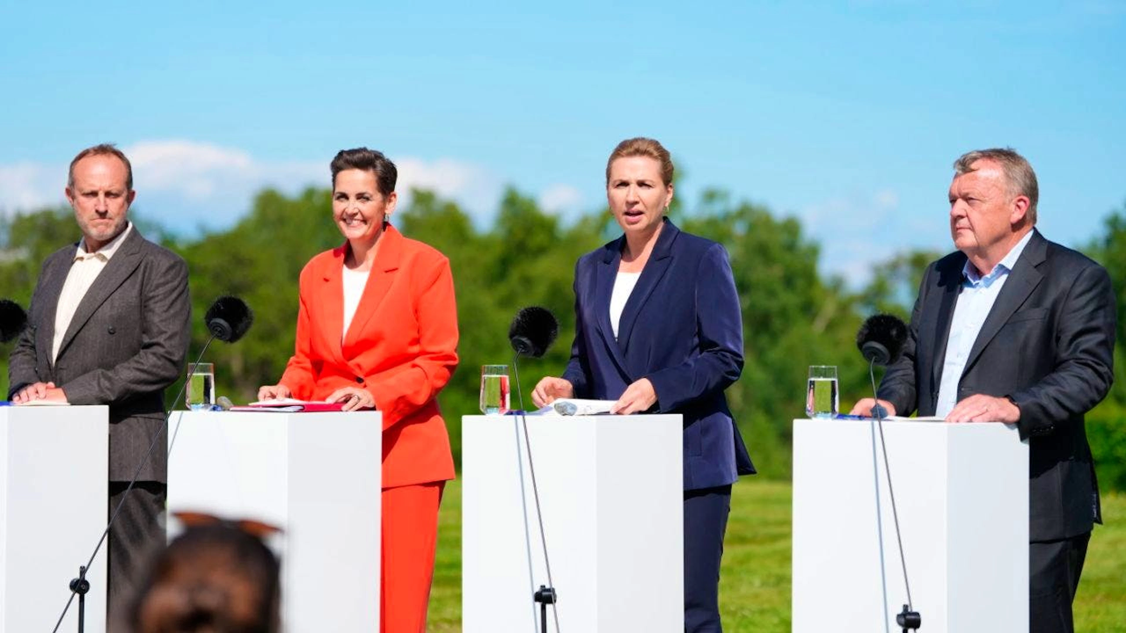 La prima ministra della Danimarca Mette Frederiksen (seconda da destra) presenta la nuova coalizione di governo.
