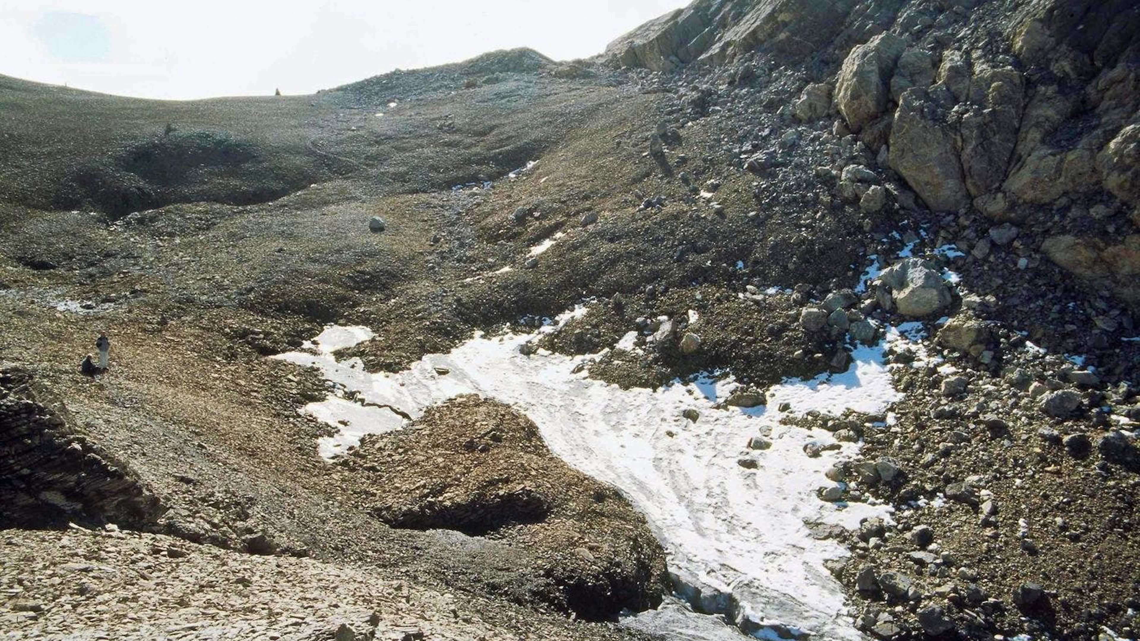 Ein schmelzendes Eisfeld im Berner Oberland hat im Jahr 2005 einmalige vor- und frühgeschichtliche Funde ab dem dritten Jahrtausend vor Christus freigegeben. Sie belegen einen bis dahin unbekannten Passübergang zwischen den Kantonen Bern und Wallis.