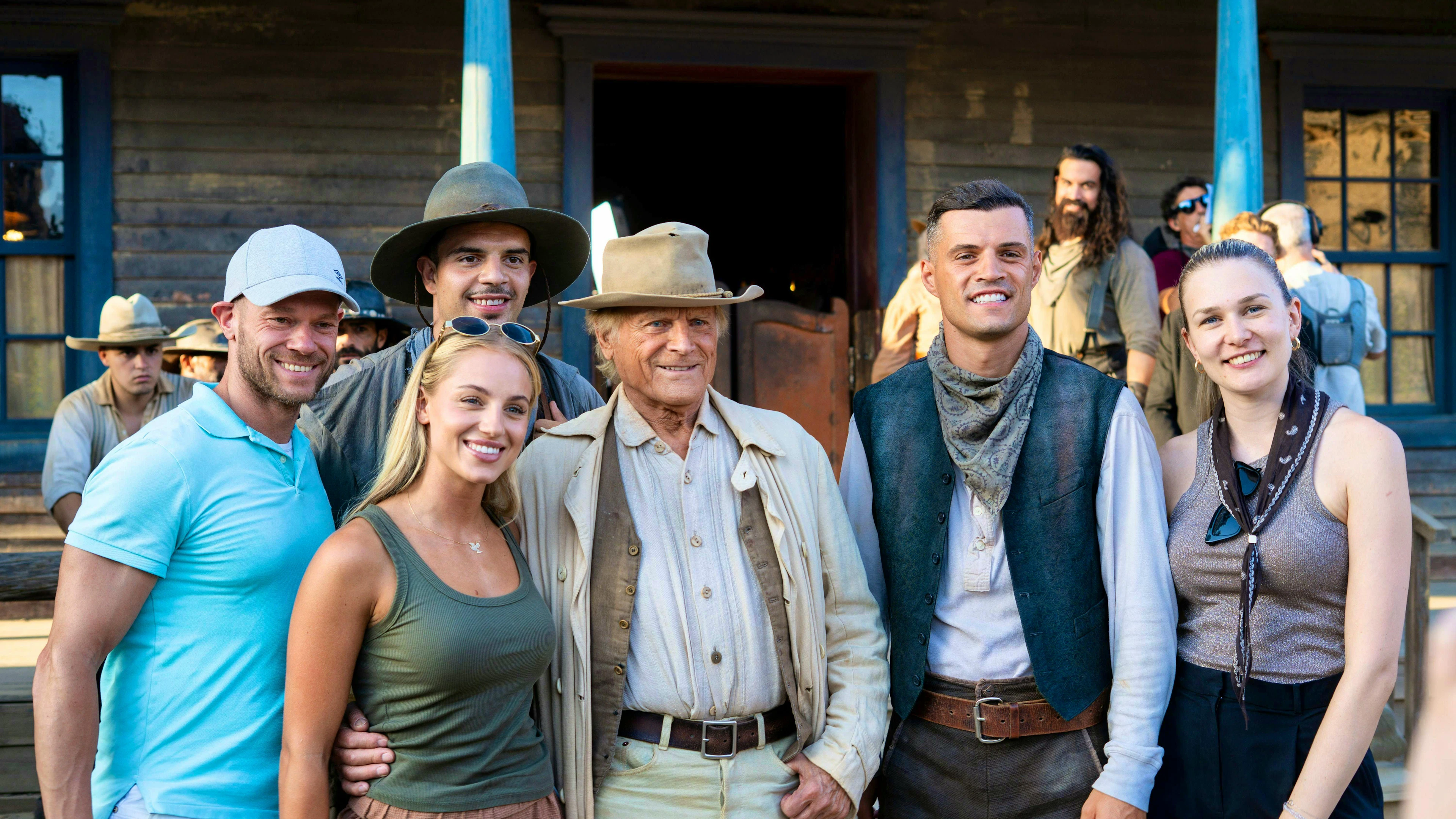 Il cast dei «Socceritos» intorno alla leggenda del cinema Terence Hill.