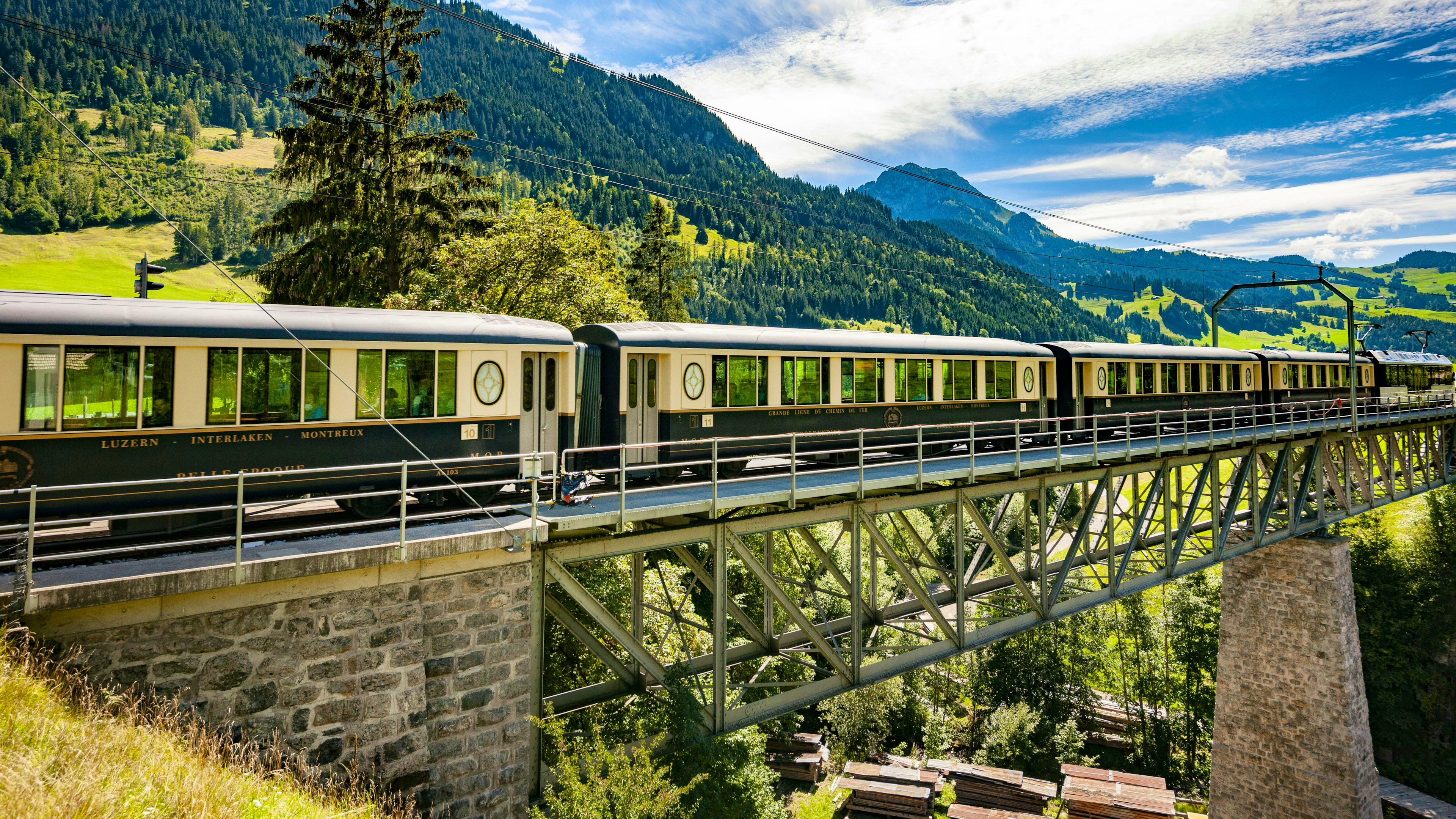 Der Belle-Époque-Zug der MOB verbindet Montreux und Zweisimmen und lässt die goldene Ära der luxuriösen Bahnreisen wieder aufleben.