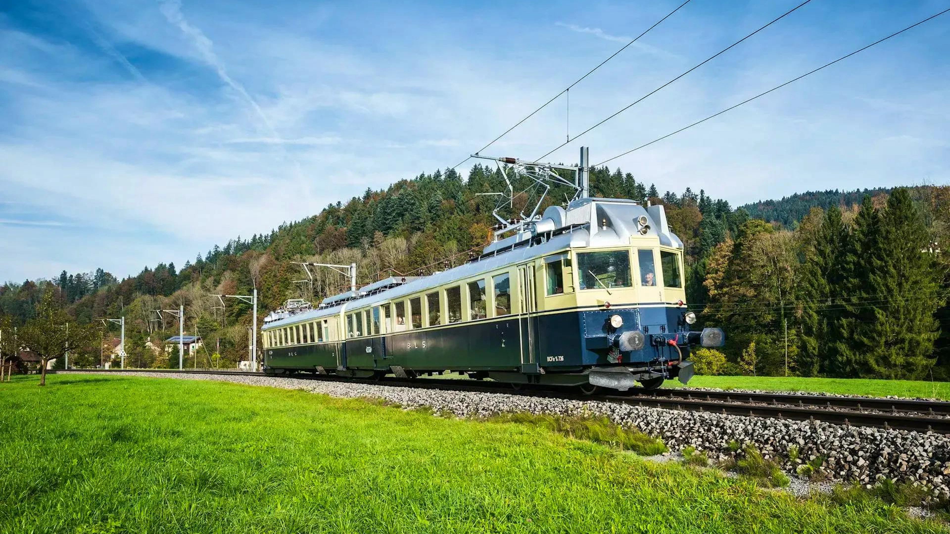 Der Blaue Pfeil der BLS gilt als Ikone der Schweizer Eisenbahngeschichte und begeistert bis heute auf Nostalgiefahrten durch die Schweiz.