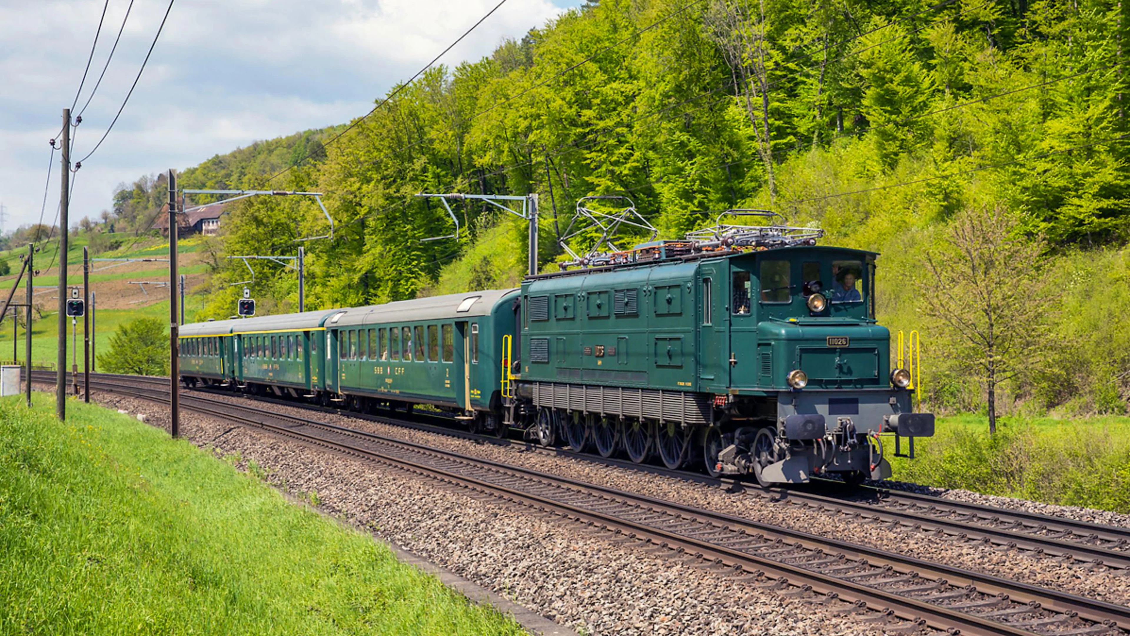 Die historische Elektrolok Ae 4/7 11026 steht sinnbildlich für die Pionierzeit der Elektrifizierung der Schweizer Bahnen und zieht bis heute Nostalgiezüge durch die Schweiz.