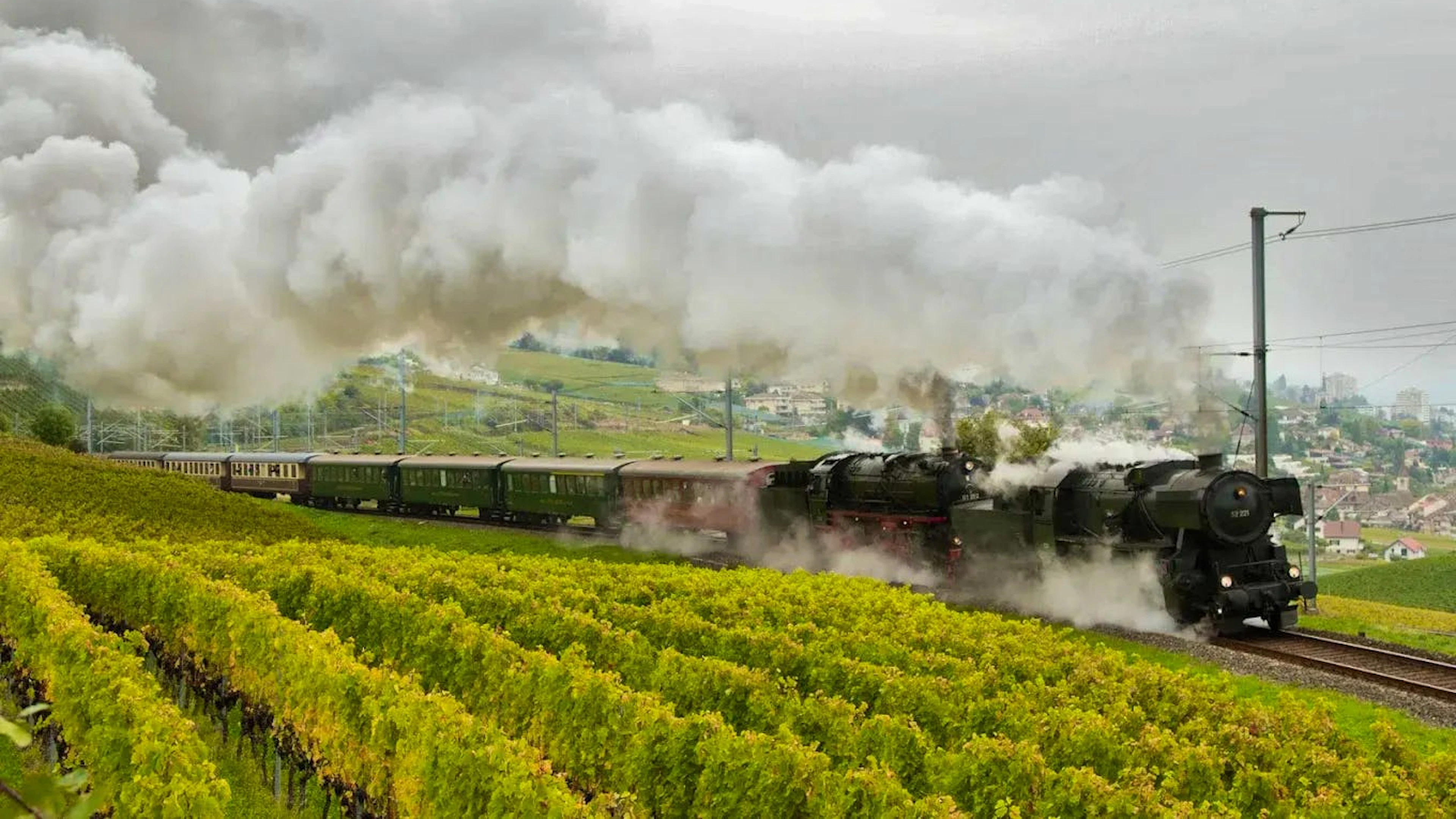 Der Dampfzug der Vapeur Val-de-Travers schlängelt sich durch die Weinberge der Waadt und lässt die grosse Zeit der Dampfeisenbahnen wieder aufleben.