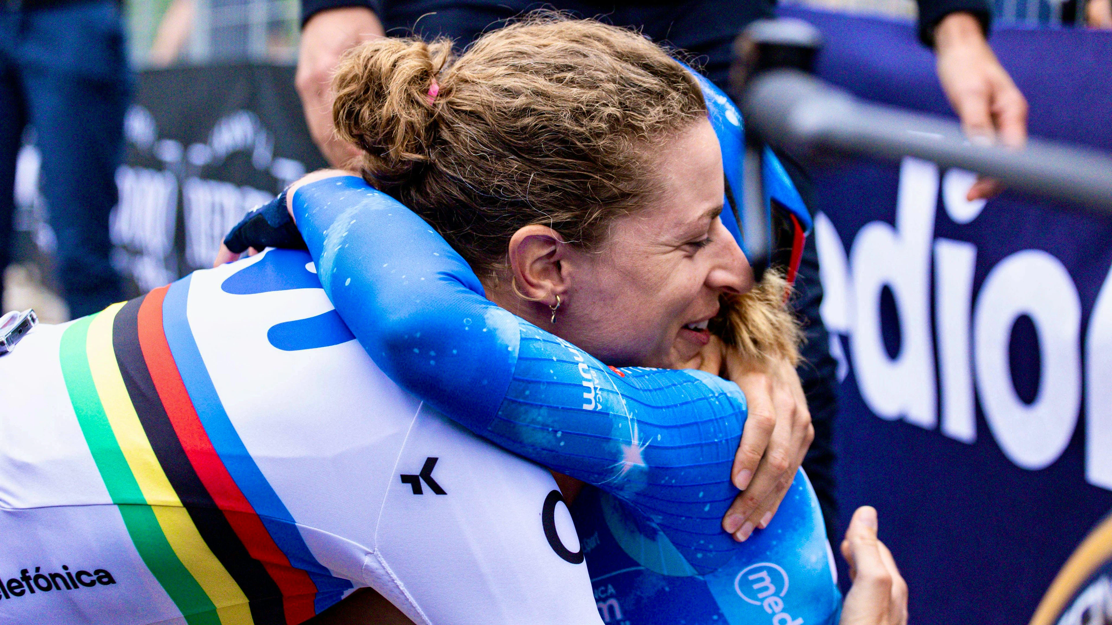 Marlen Reusser félicite Anna van der Breggen, la seule qui a battu la Bernoise.