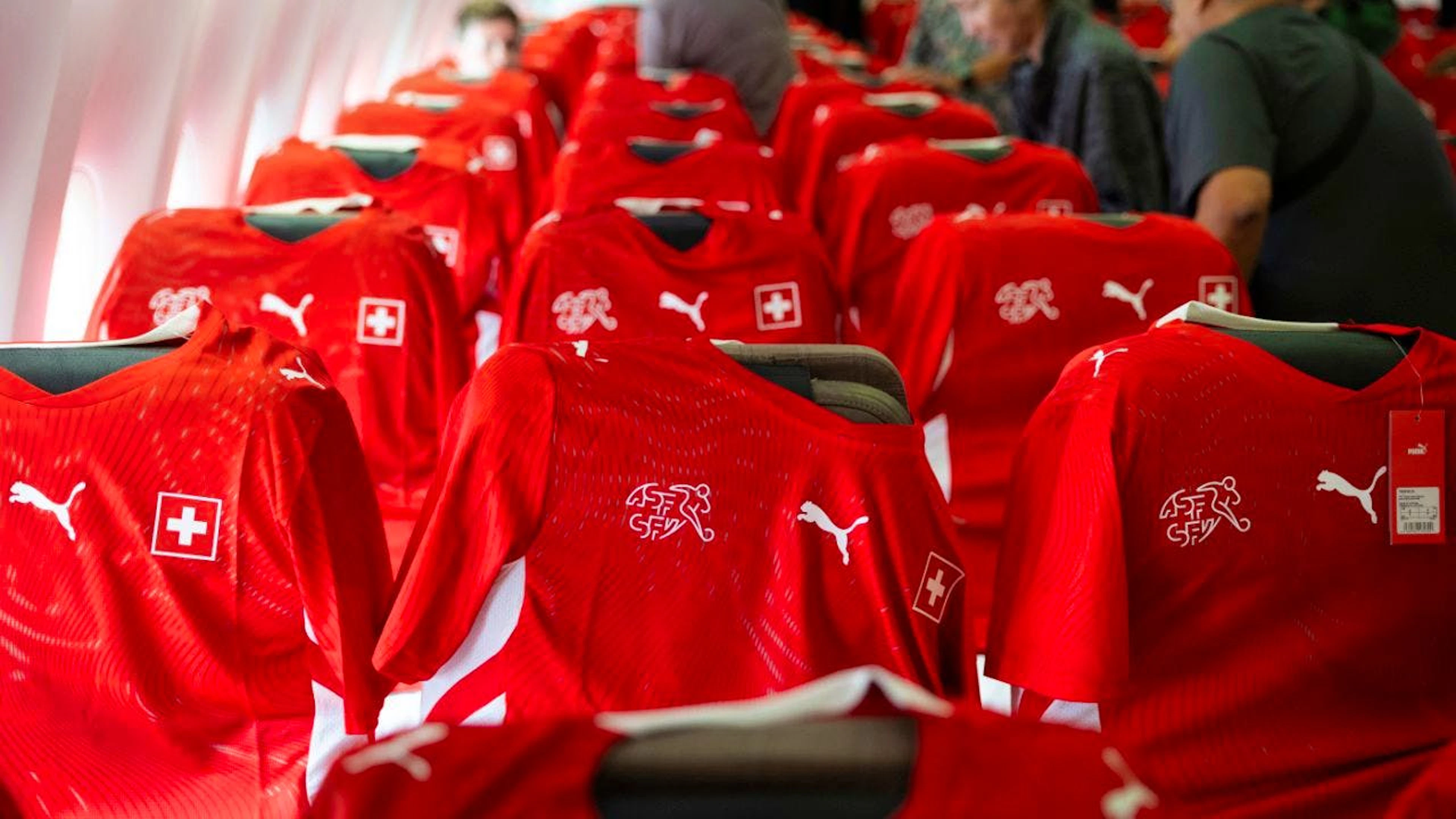 L'avion de l'équipe de Suisse reliant Zurich à Los Angeles était décoré avec des dizaines de maillots offerts aux passagers du vol.