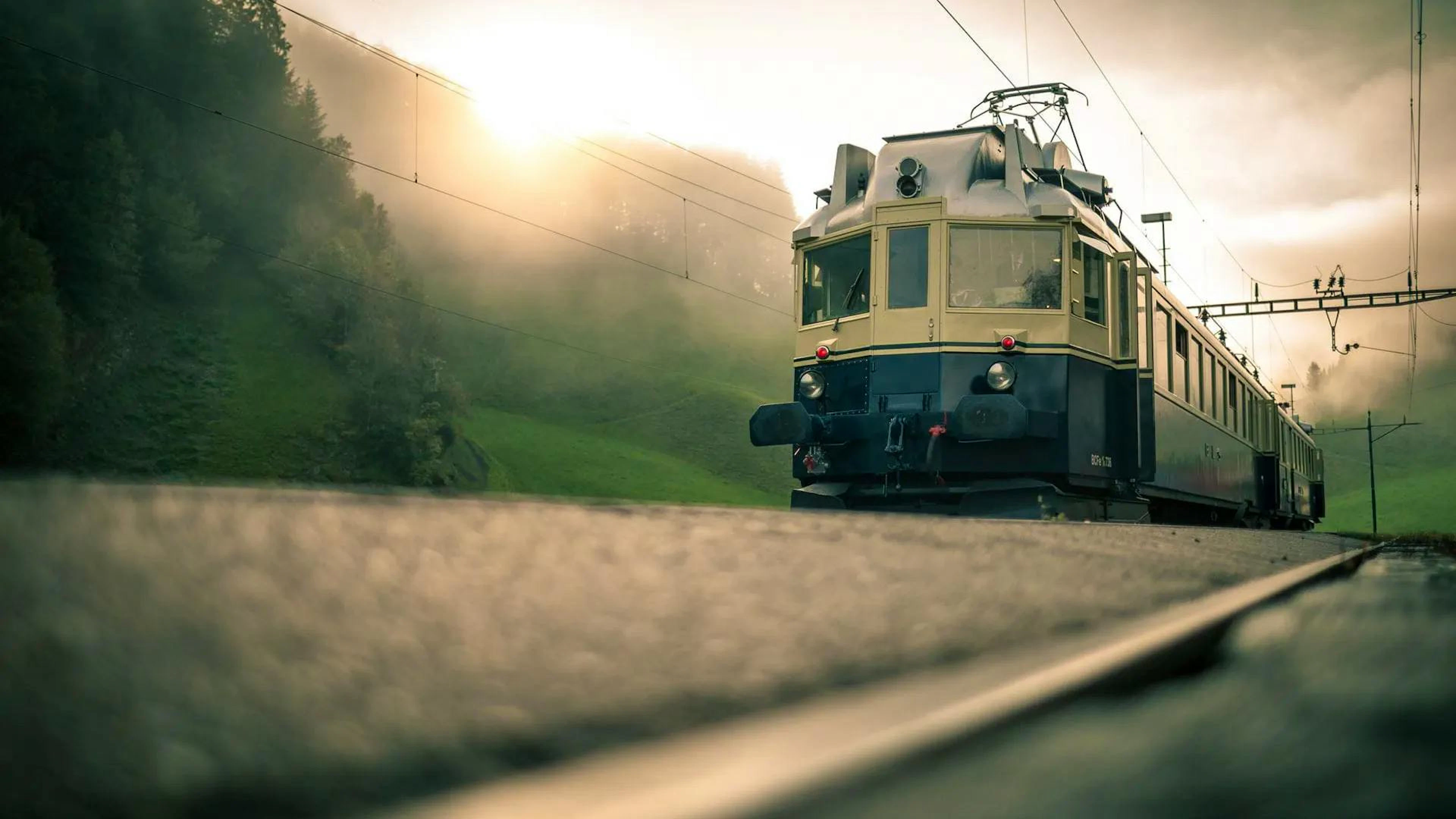 Der historische «Blaue Pfeil» der BLS ist am 6. und 7. Juni auf Jubiläumsfahrten zum 125-Jahr-Jubiläum der Bahnstrecken Bern–Neuenburg und Gürbetal unterwegs – eine Reise zurück in die Zeit der Bahnpioniere.