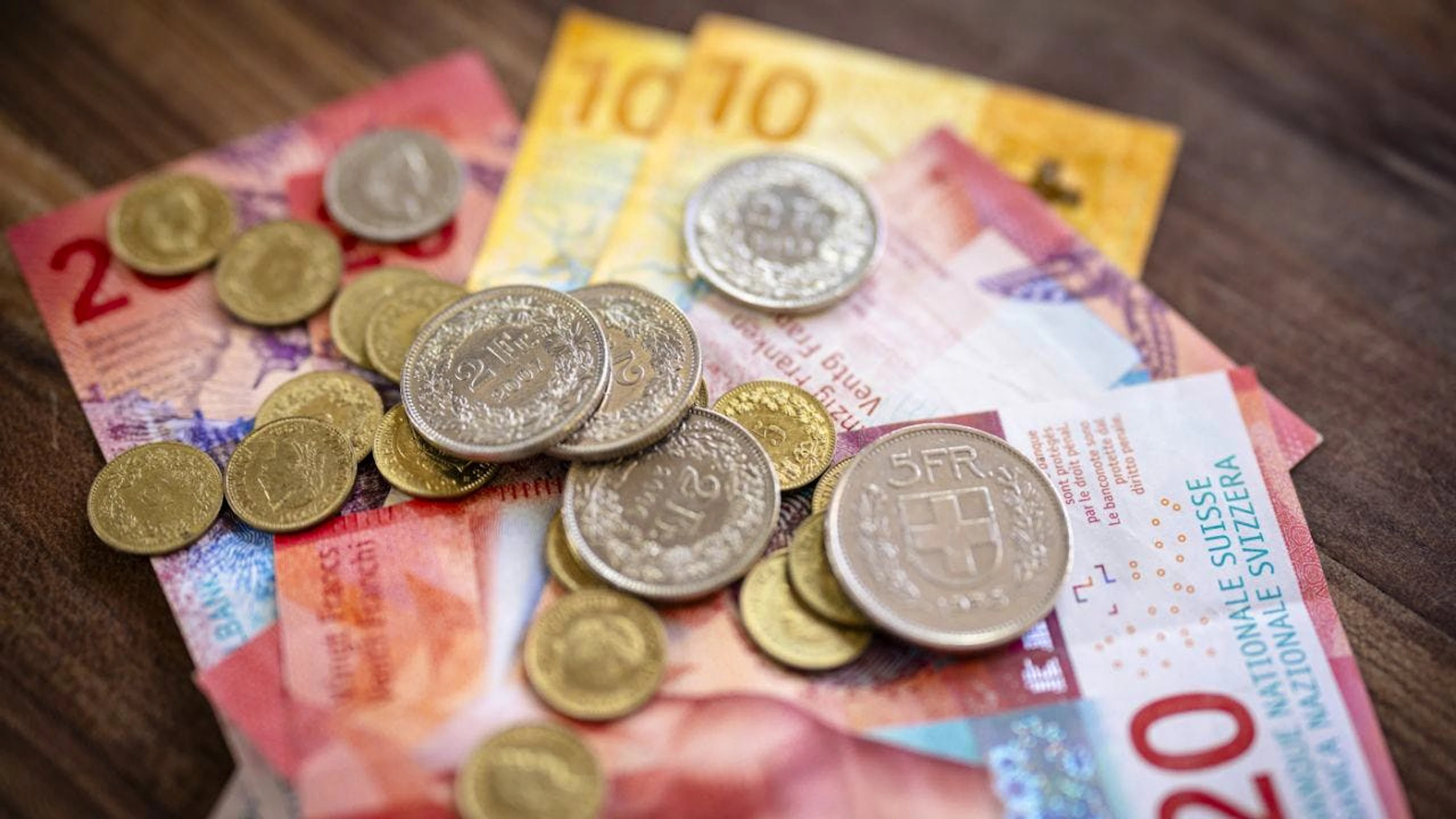 Ob die 13. AHV-Rente mit mehr Mehrwertsteuer oder aber mit mehr Mehrwertsteuer und höheren Lohnbeiträgen finanziert wird, ist offen. Der Nationalrat will weiterhin auf eine befristet höhere Mehrwertsteuer setzen. (Themenbild)