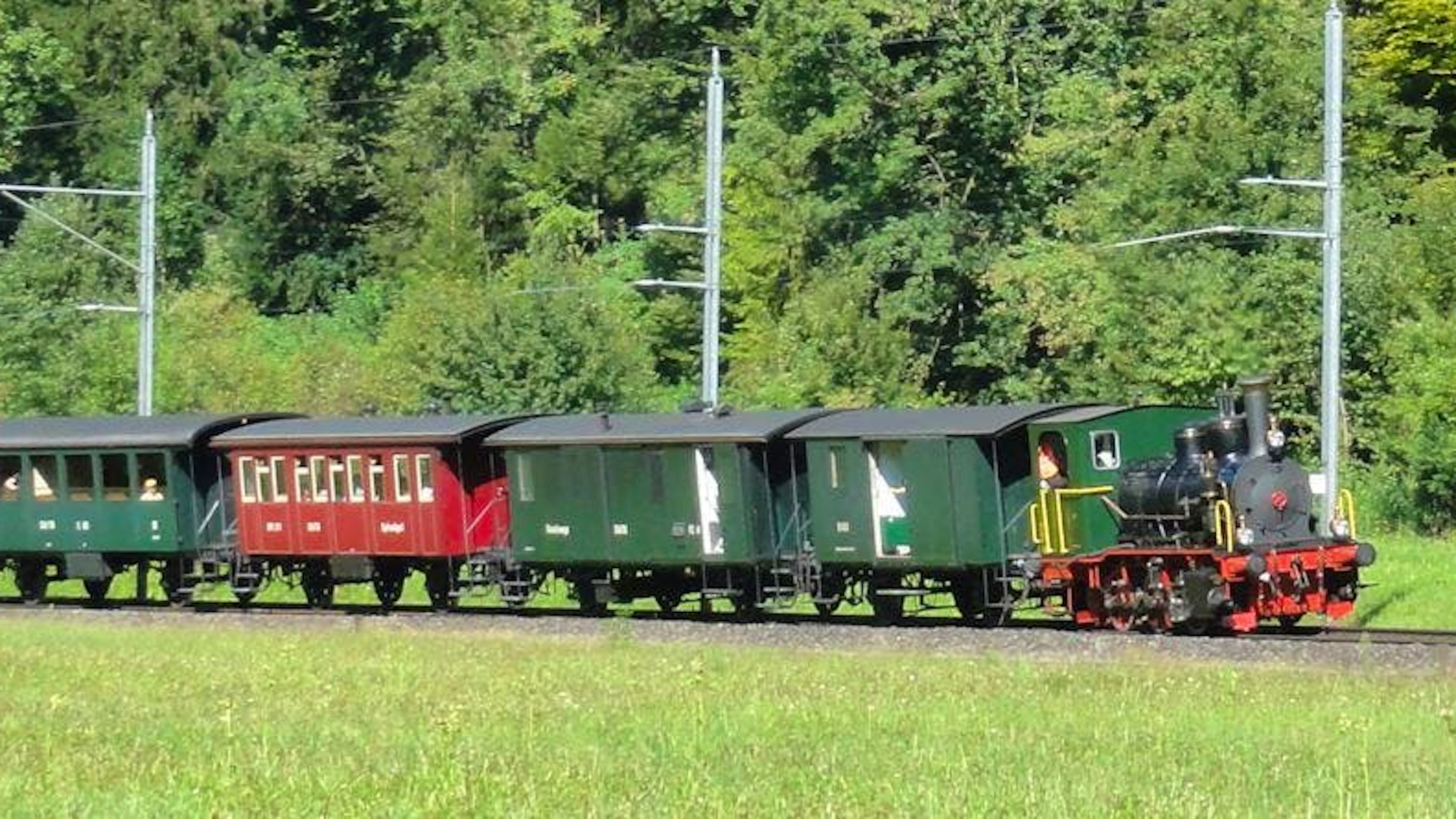Der historische Dampfzug der Zürcher Museums-Bahn (ZMB) bringt die Eisenbahngeschichte auf die Schienen zurück und lädt zu nostalgischen Fahrten rund um Zürich ein.                   
