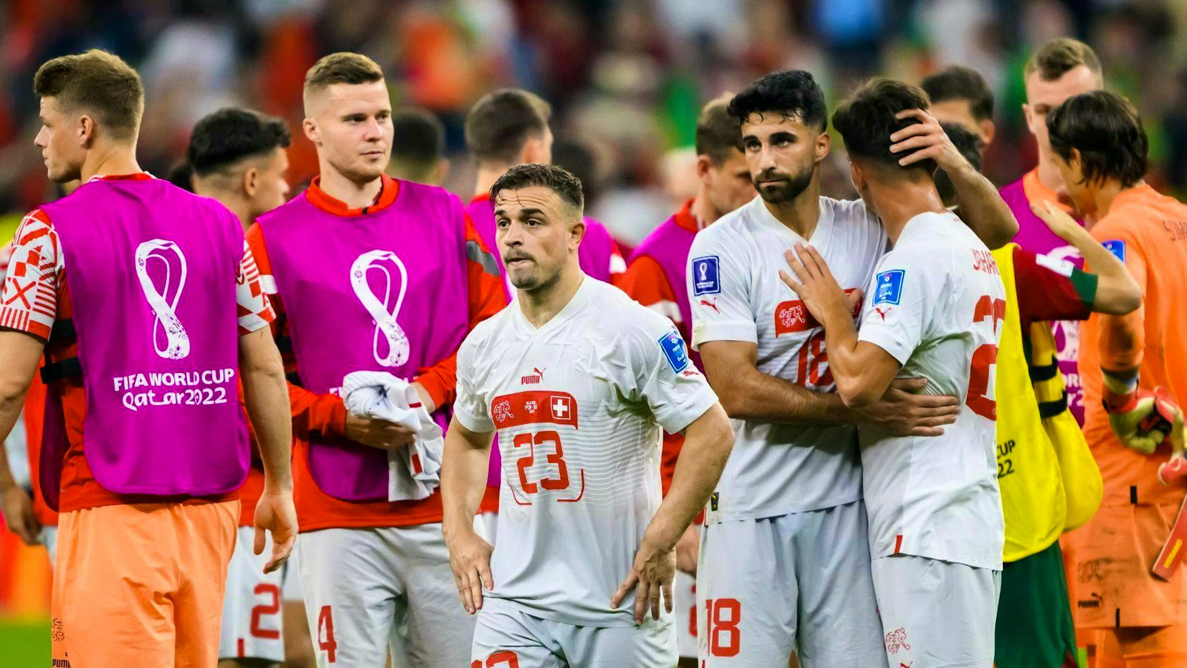 Abbattuti e messi fuori gioco: Nico Elvedi (2° da sinistra) e i suoi colleghi della Nati dopo l'amaro 1:6 contro il Portogallo negli ottavi di finale della Coppa del Mondo in Qatar.