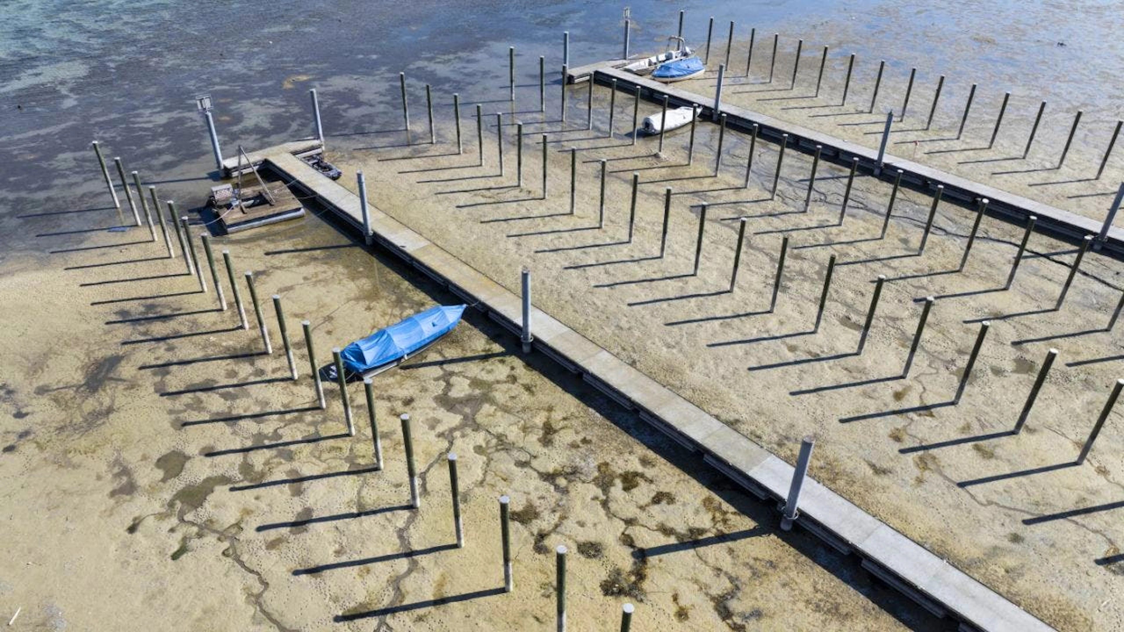 Bereits im vergangenen Jahr sank der Pegel des Untersees auf ein historisch tiefes Niveau: Gestrandete Boote im Hafen von Mannenbach. (Archivbild)