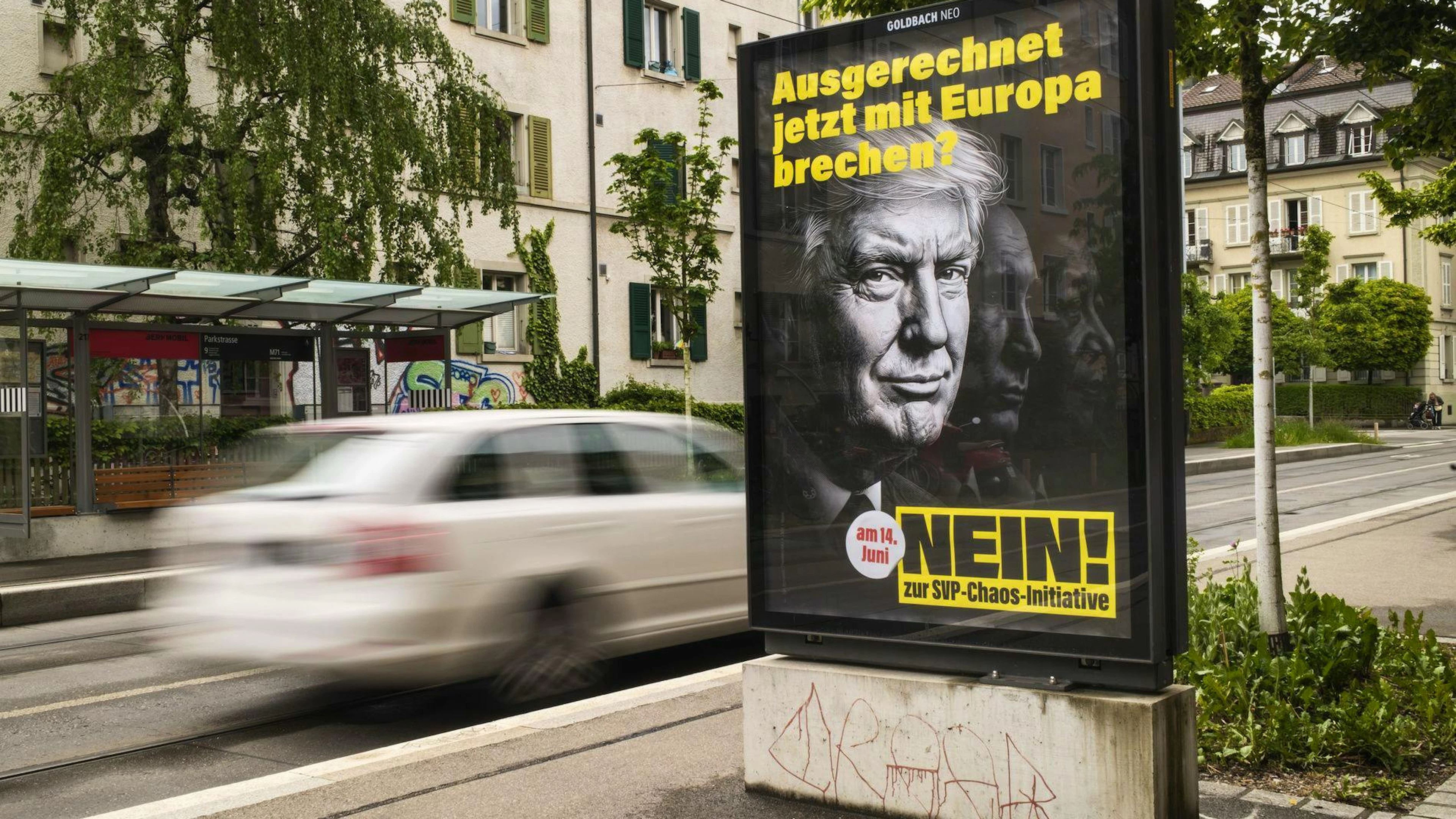 Ein Plakat in Bern wirbt für ein Nein zur sogenannten Nachhaltigkeits-Initiative. Die Abstimmung findet auch international grosse Beachtung.