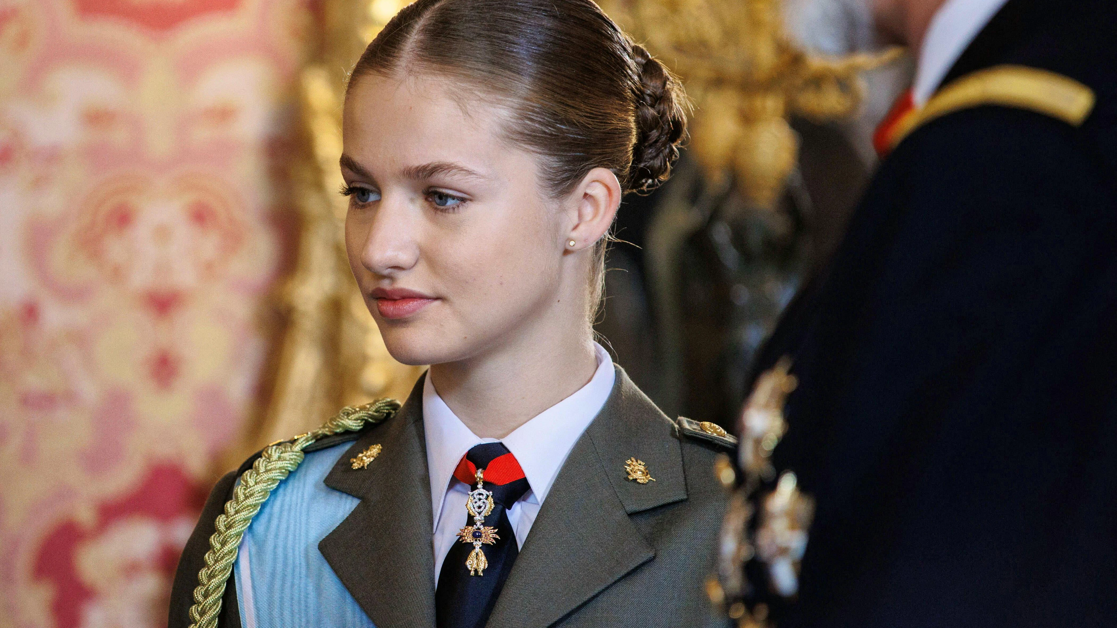 Die spanische Kronprinzessin Leonor absolviert derzeit eine dreijährige Militärausbildung. Das Foto entstand bei ihrem ersten Auftritt am traditionellen Militär-Empfang in Madrid im Januar 2024. Danach will die Thronfolgerin Politikwissenschaften studieren.