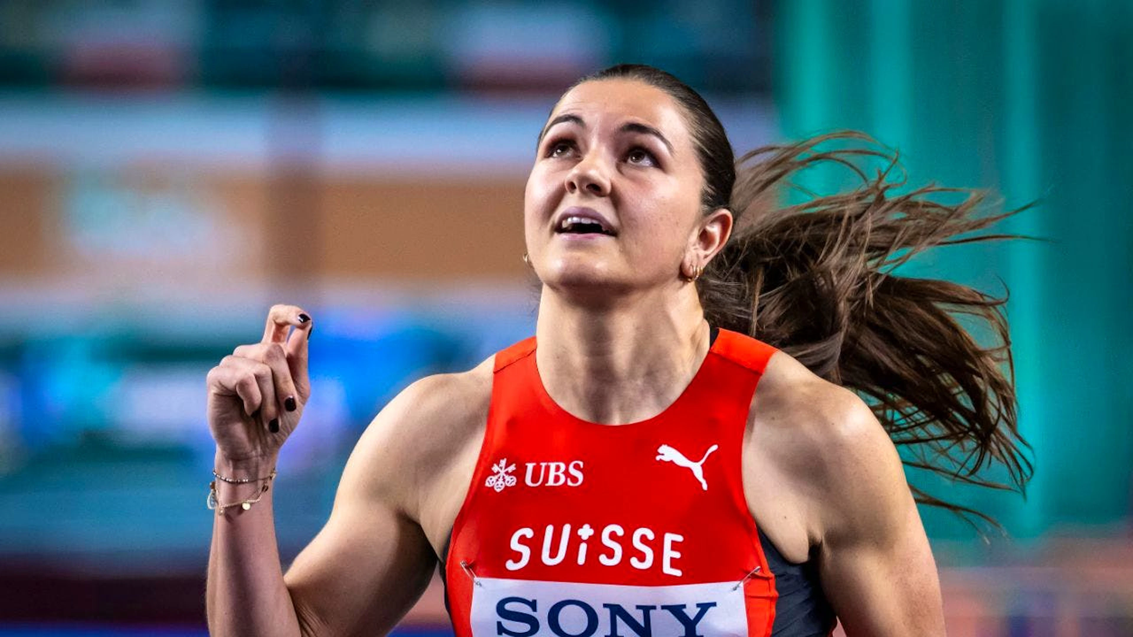 Der Blick auf die Anzeigetafel verheisst Gutes: Larissa Bertényi in einer Archivaufnahme von der Hallen-WM 2026 in Torun