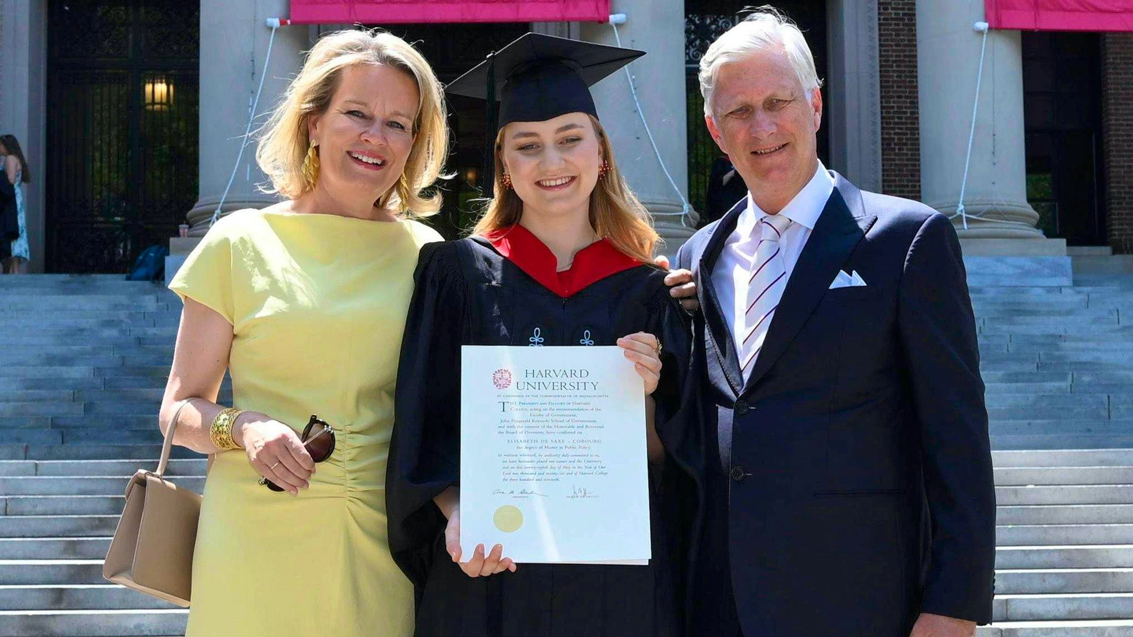 Kronprinzessin Elisabeth feiert ihren Harvard-Abschluss gemeinsam mit ihren Eltern, König Philippe und Königin Mathilde. Die belgische Thronfolgerin schloss ihr Masterstudium in Public Policy an der renommierten Universität erfolgreich ab.&nbsp;
