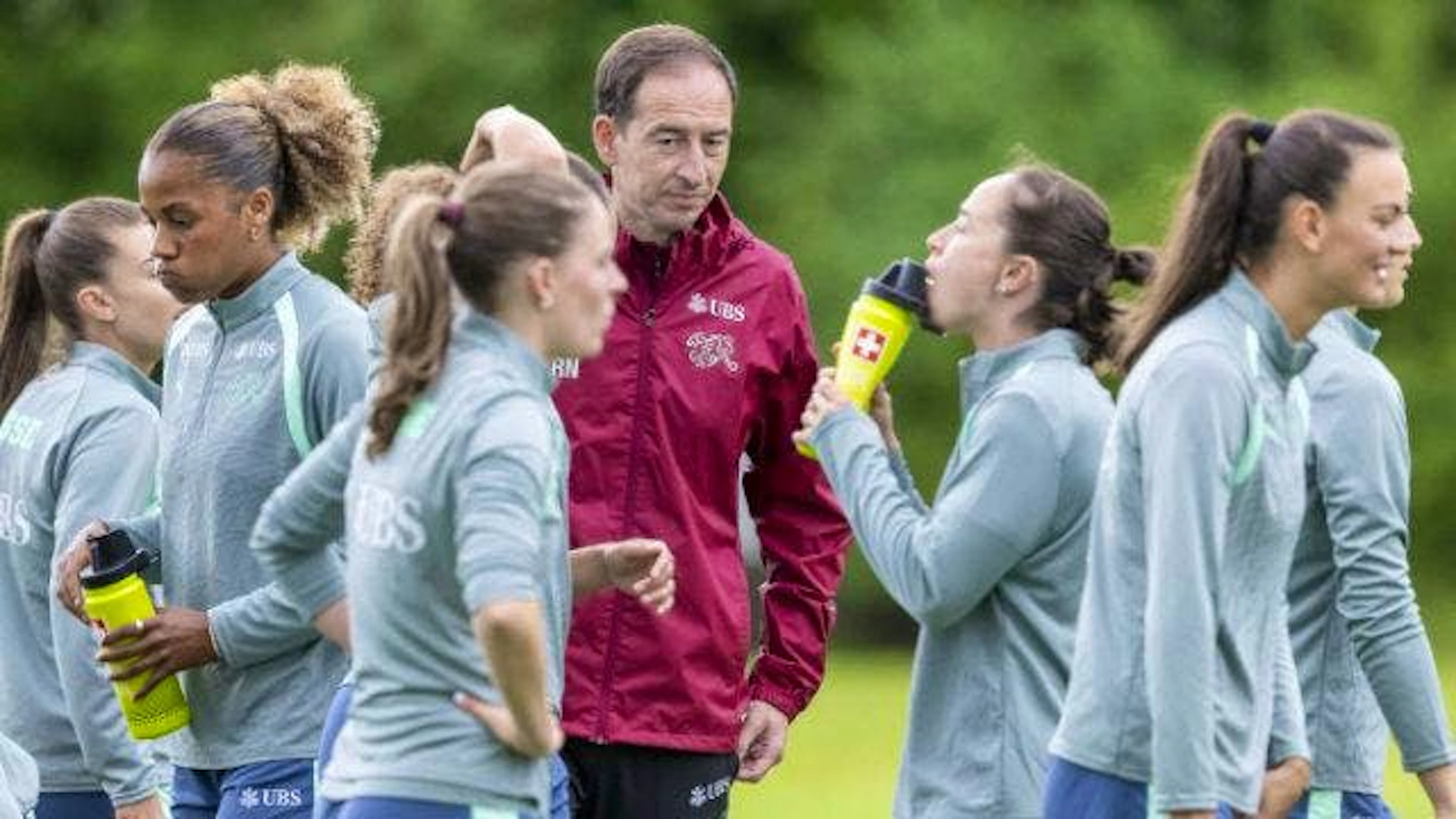 Nati-Coach Rafel Navarro leitet eine Trainingseinheit.