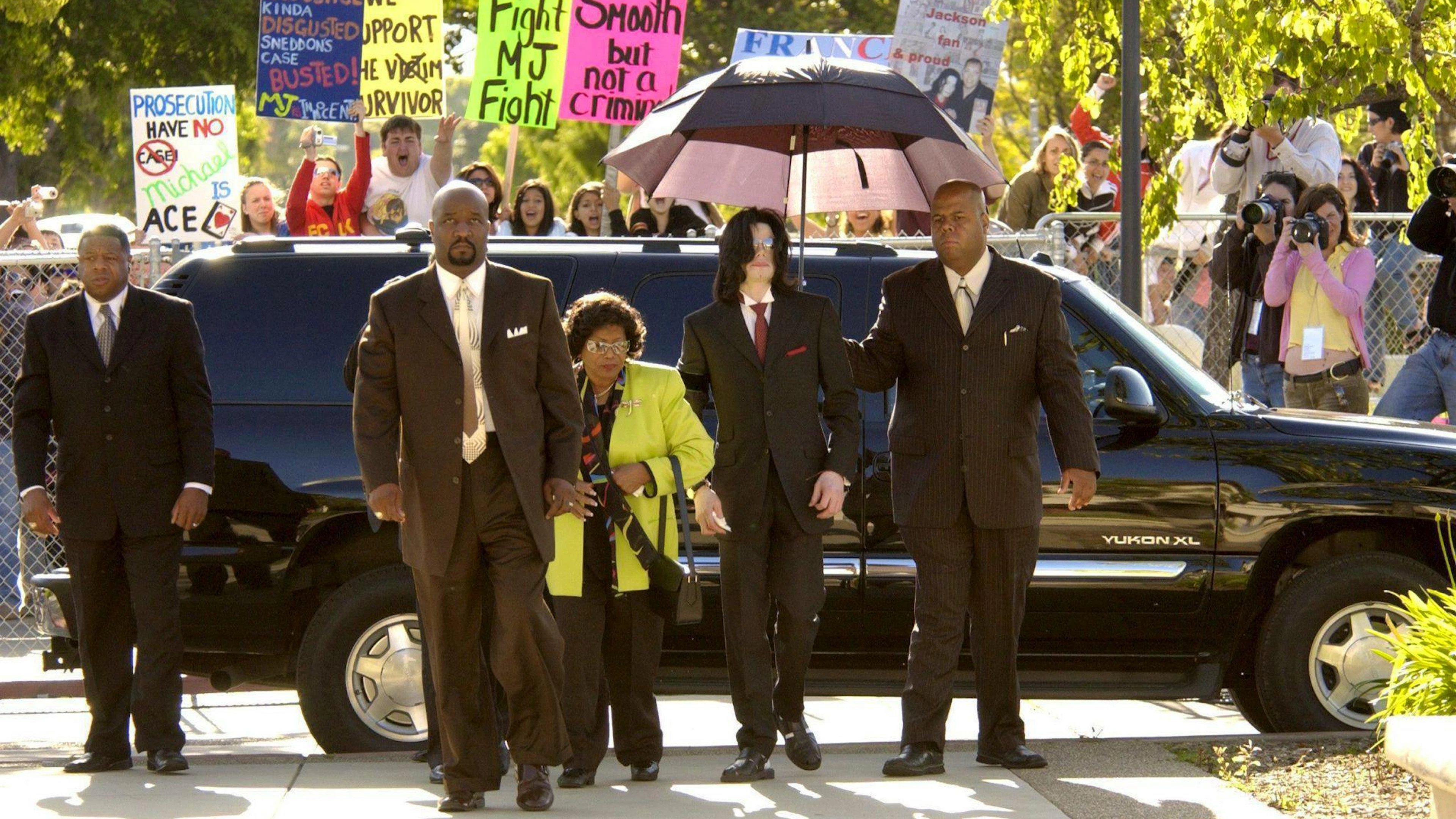 Michael Jackson trifft 2005 vor dem Gerichtsgebäude in Santa Maria, Kalifornien, ein. Zahlreiche Fans versammeln sich während des Missbrauchsprozesses, um den Popstar zu unterstützen.