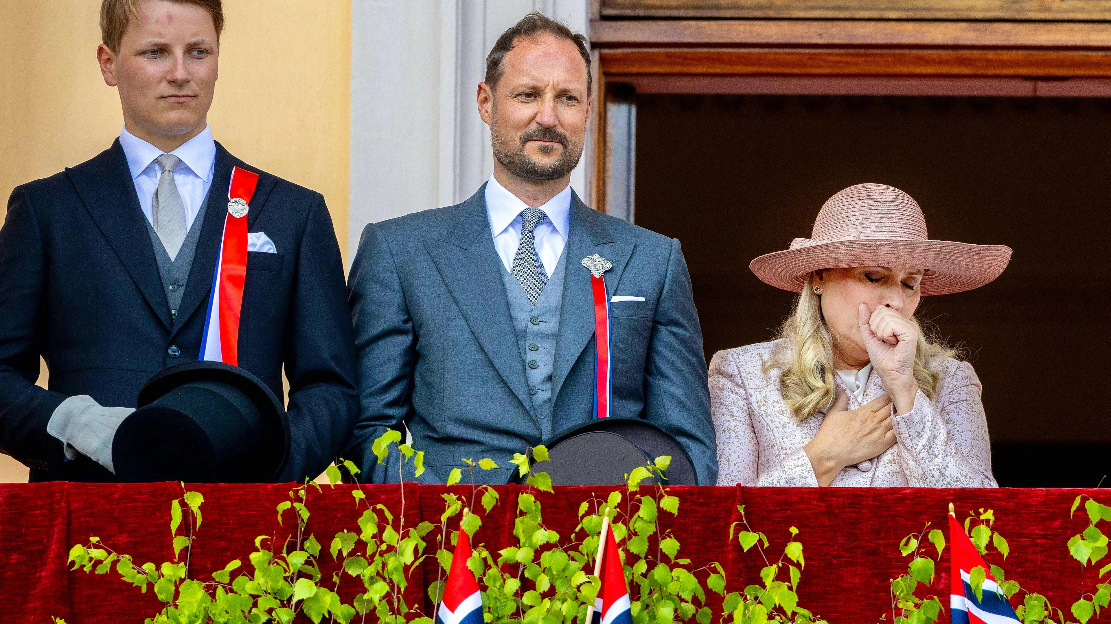 Der norwegische Prinz Sverre Magnus (l.) hat bislang keine Studienpläne öffentlich bekannt gegeben. Der Sohn von Kronprinz Haakon und Kronprinzessin Mette-Marit schloss 2024 seine Schulausbildung ab. Das Foto entstand am norwegischen Nationalfeiertag im Mai 2026 auf dem Balkon des Königspalasts in Oslo gemeinsam mit seinen Eltern.&nbsp;