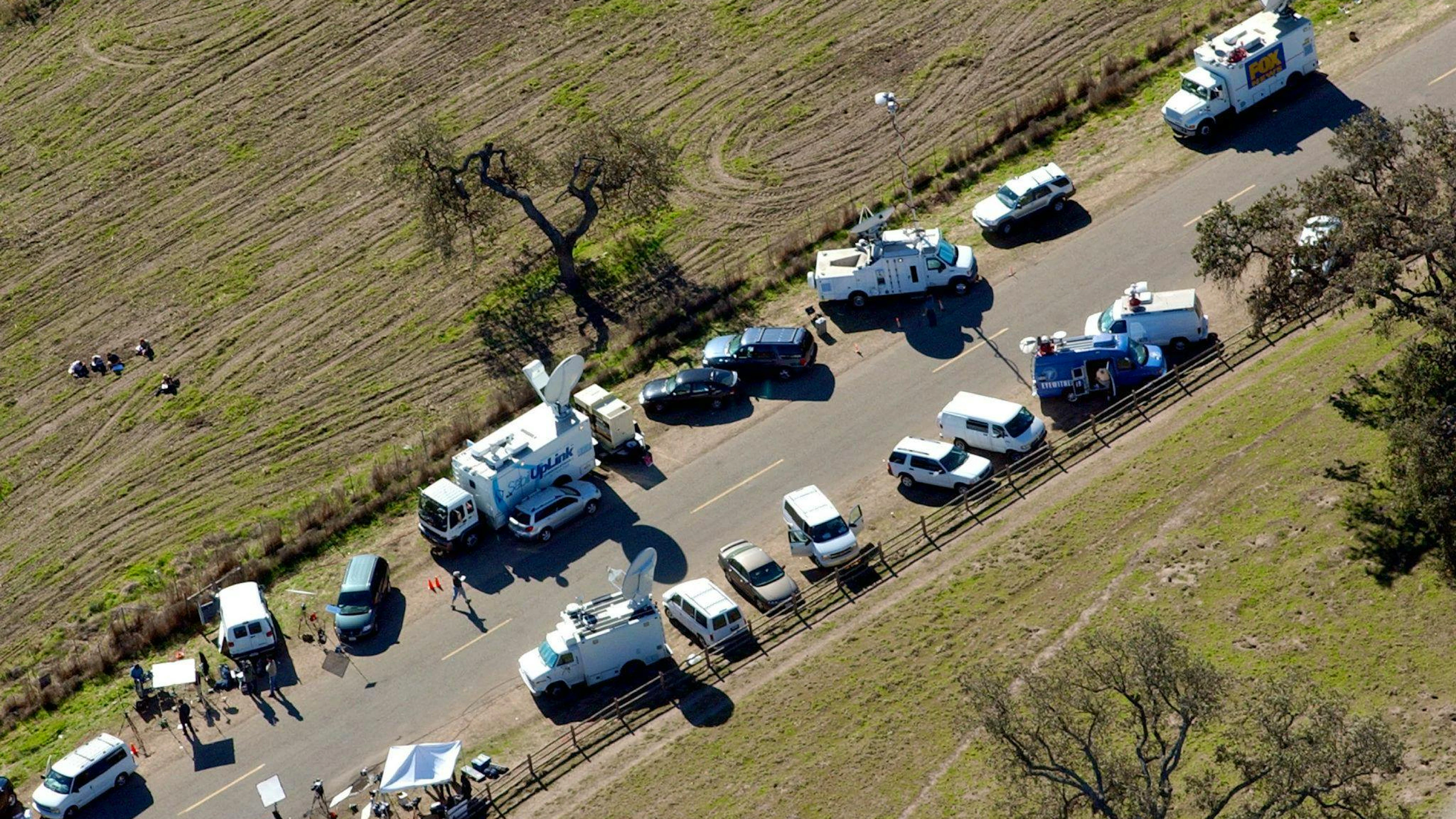 Nach der Durchsuchung der Neverland Ranch durch die Polizei versammelten sich zahlreiche Medienvertreter vor dem Anwesen von Michael Jackson. Kurz darauf stellte sich der Popstar den Behörden.