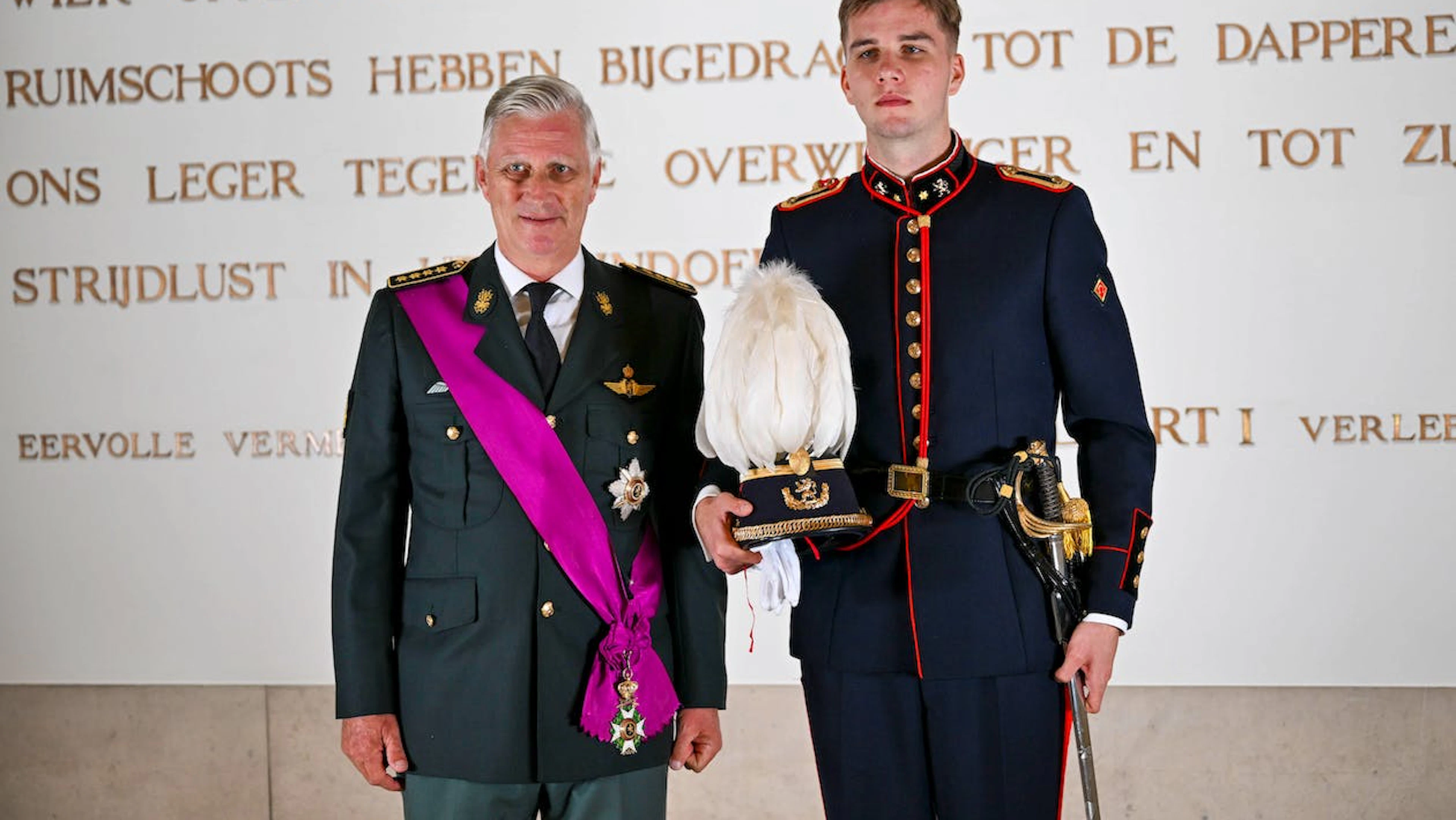 Kronprinzessin Elisabeths Bruder Prinz Gabriel (r.) schloss im Juni 2025 sein Bachelorstudium in Sozial- und Militärwissenschaften an der Königlichen Militärakademie in Brüssel ab. Nach seiner Vereidigung zum Offizier im September desselben Jahres setzt er seine Ausbildung mit einem Masterstudium fort. Das Foto entstand bei seiner Vereidigung zum Offizier im September 2025.