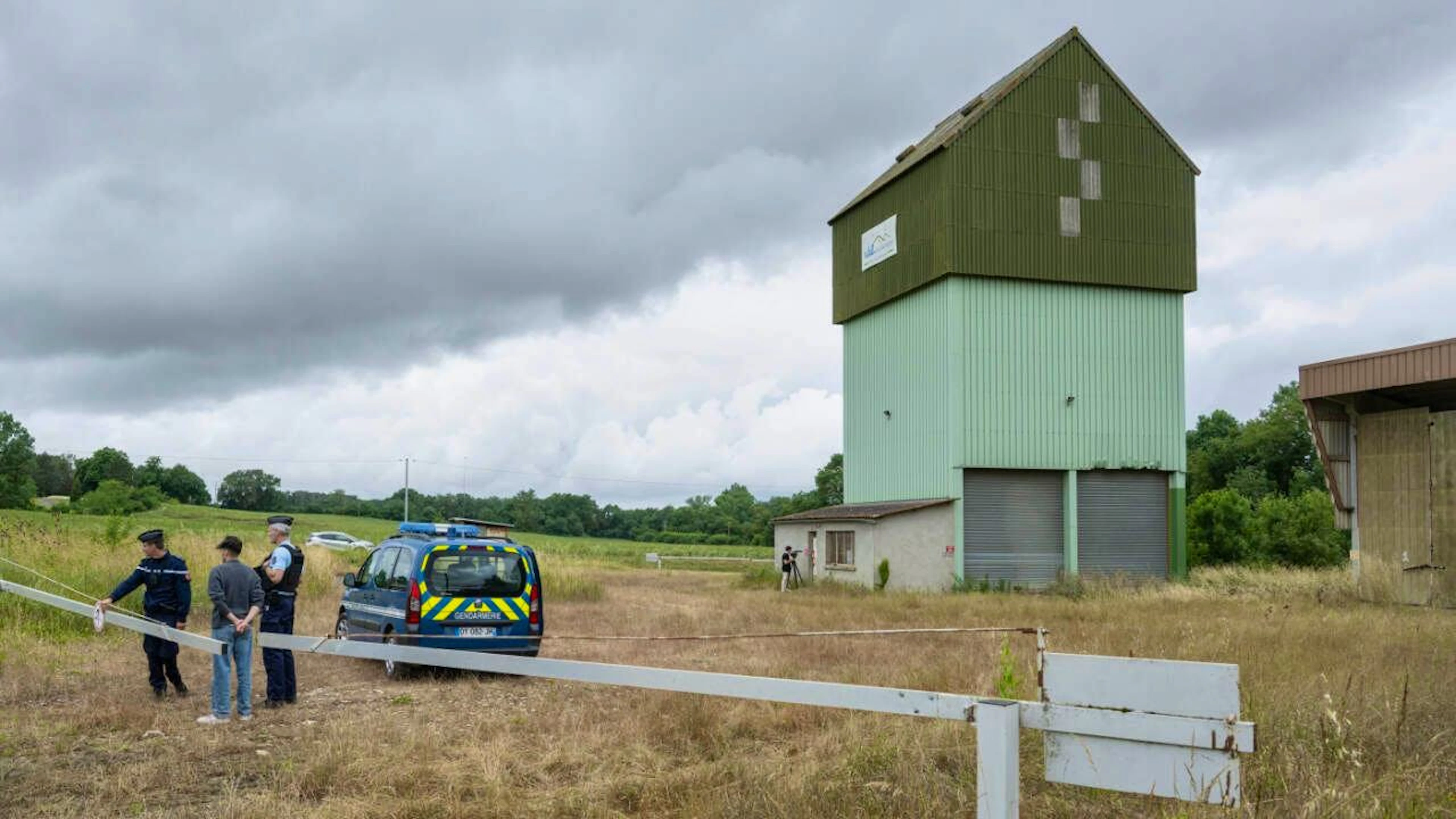 Französische Polizisten bewachen ein landwirtschaftliches Silo, in dem bei der Suche nach dem vermissten elfjährigen Mädchen Lyhanna eine Leiche gefunden wurde. Foto: Frederic Lancelot/AP/dpa