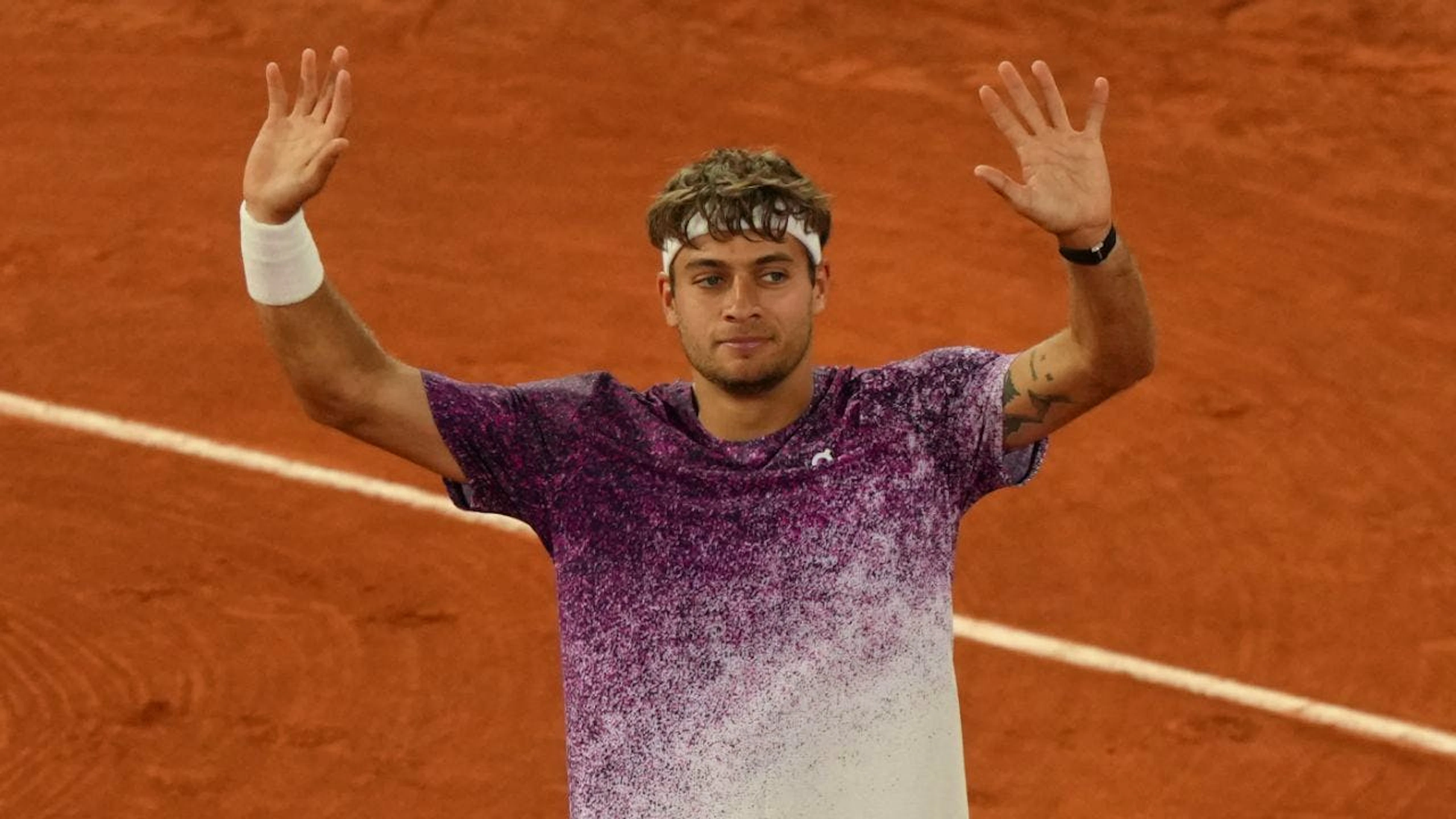Abergläubisch wie Rafael Nadal, einer von zwei italienischen Halbfinalisten und der Liebling von Belinda Bencics Tochter Bella: Flavio Cobolli