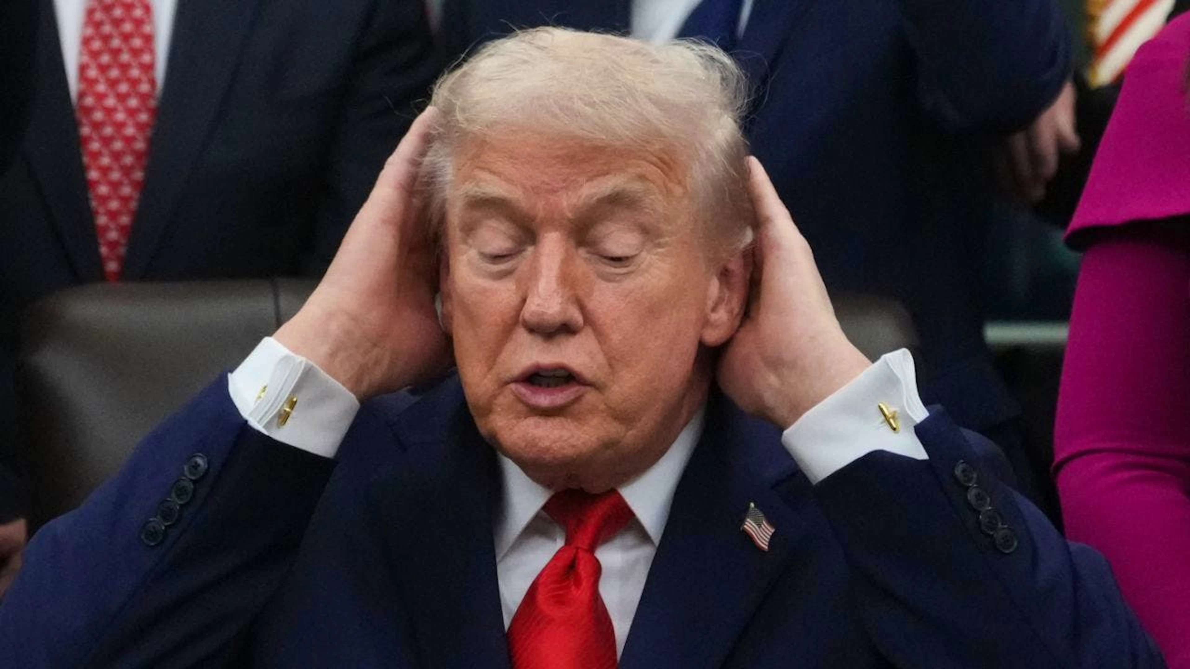 Donald Trump e la sua chioma. Secondo il Washington Post, il presidente Usa ha dovuto sospendere un farmaco contro la caduta dei capelli. (foto d'archivio)
