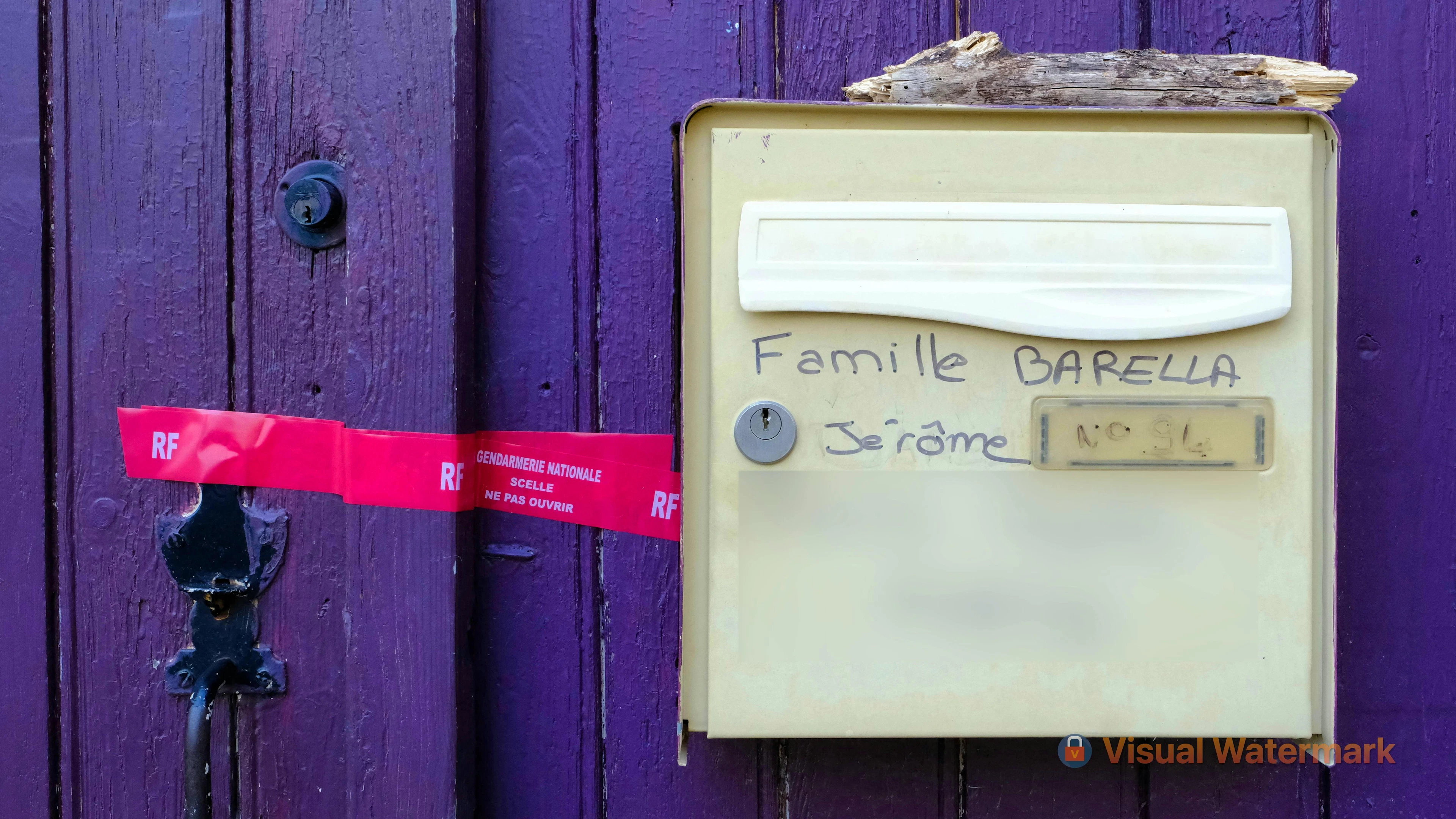 Le scellé de la police, sur la porte du domicile de la famille Barella.