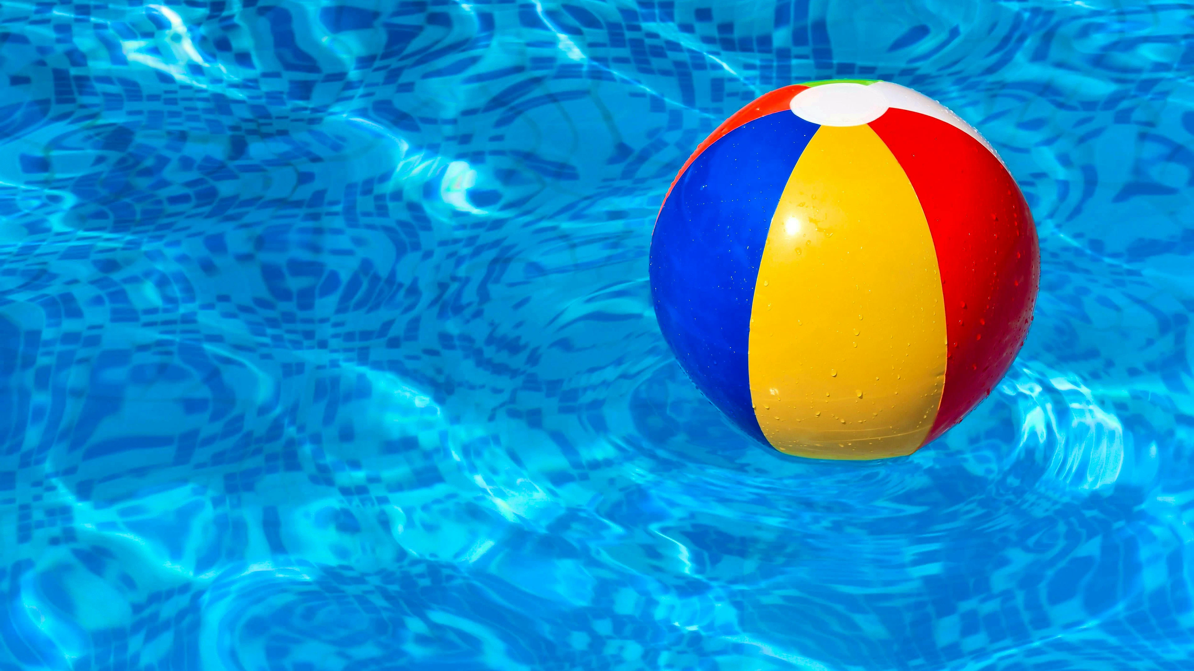 Con poche decine di franchi è possibile acquistare una piscina gonfiabile e godersi un luogo fresco a casa propria, ma il problema è il peso (immagine d'archivio d'illustrazione).