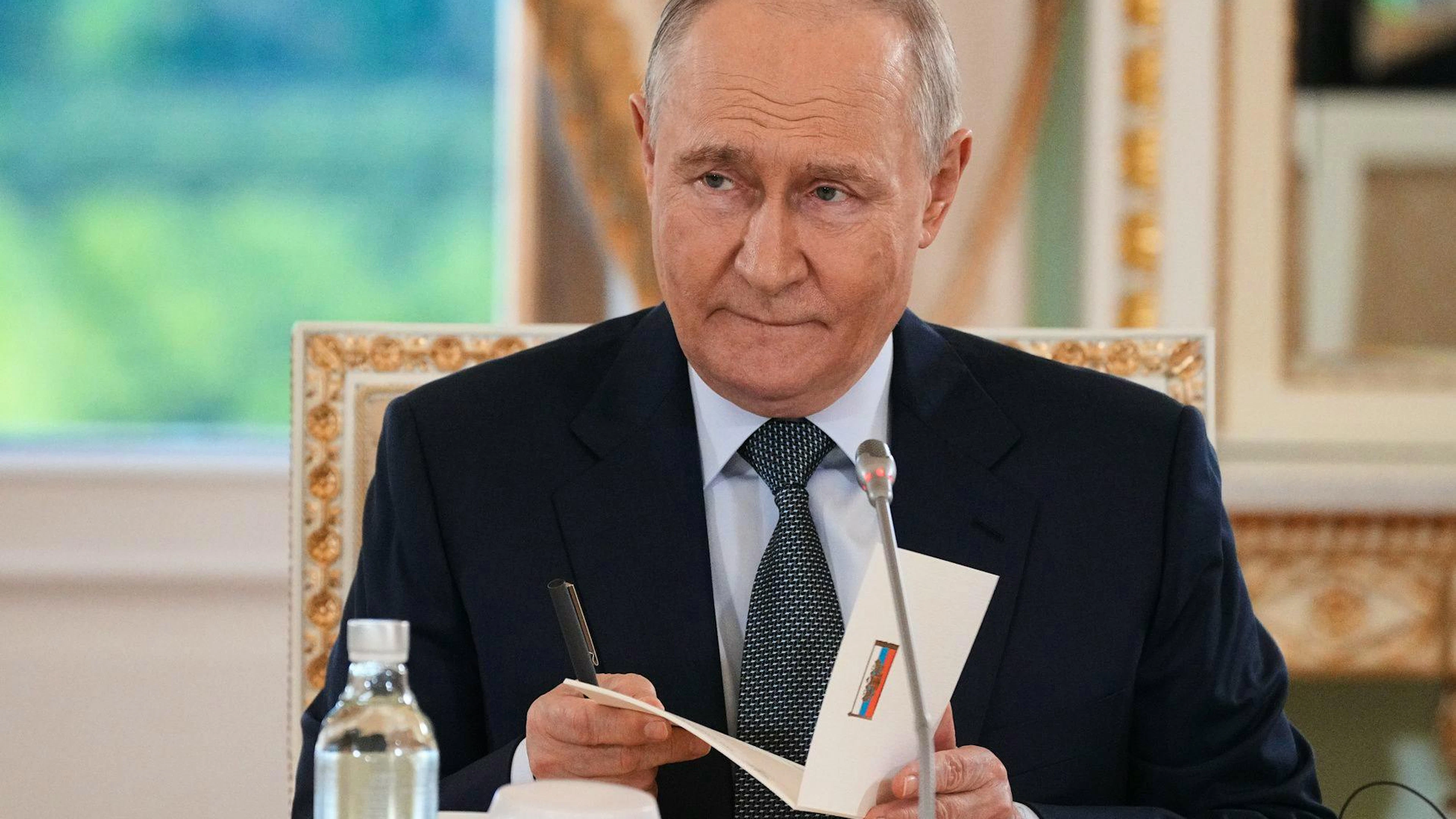 Wladimir Putin spricht am 4. Juni im Constantine Palace in St. Petersburg mit Journalisten.