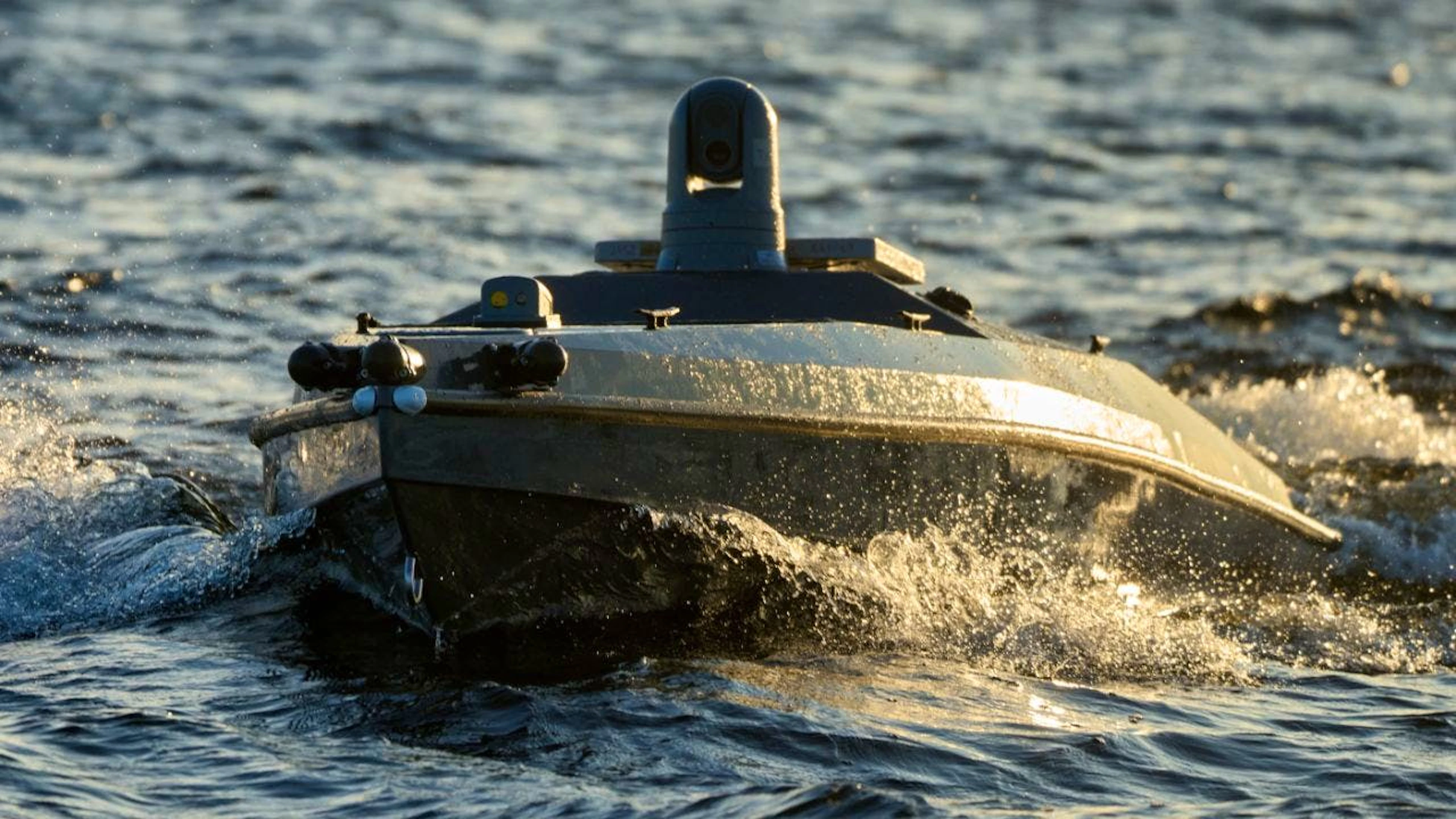 ARCHIV – Eine Seedrohne Magura V5 des ukrainischen Verteidigungsnachrichtendienstes schwimmt an einem ungenannten Ort in der Ukraine. Foto: Efrem Lukatsky/AP/dpa