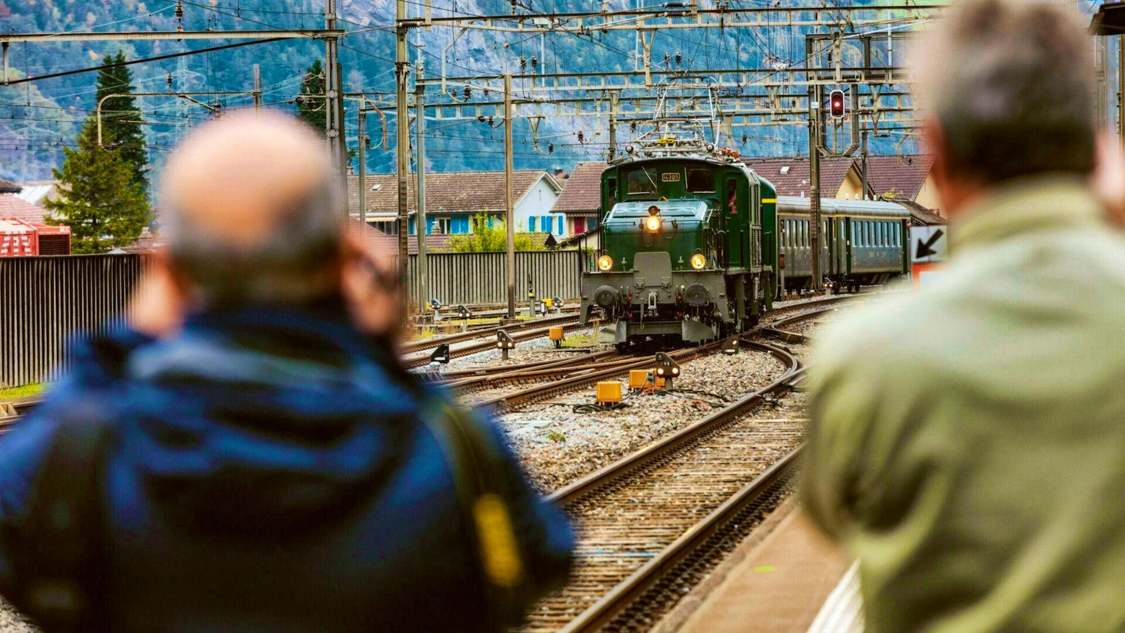 Railroad fans watch with excitement as the legendary SBB "Crocodile", one of the most famous locomotives in Swiss railroad history, arrives.