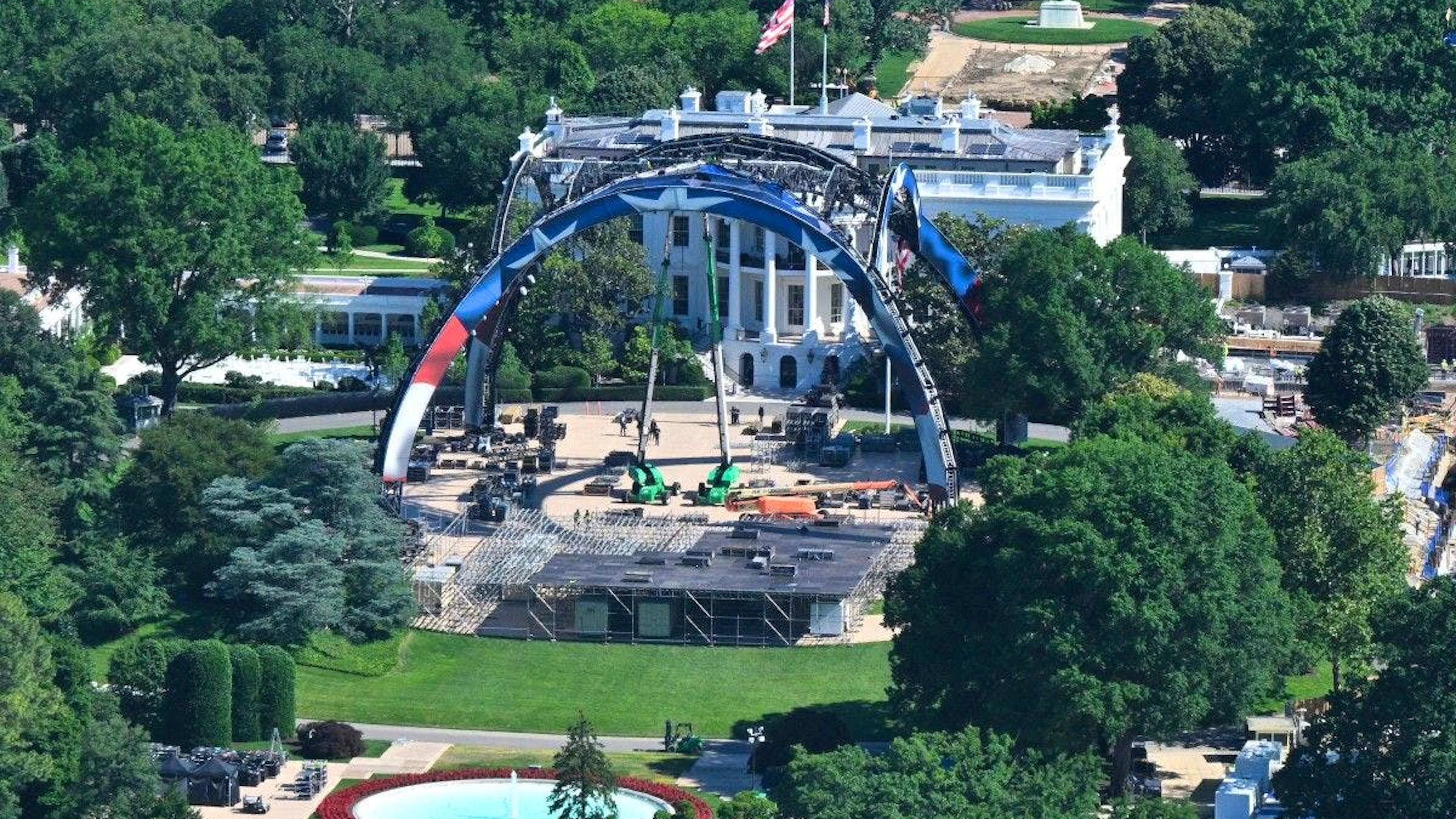 L'arène installée sur la pelouse de la Maison Blanche pourra accueillir quelque 4.500 invités.