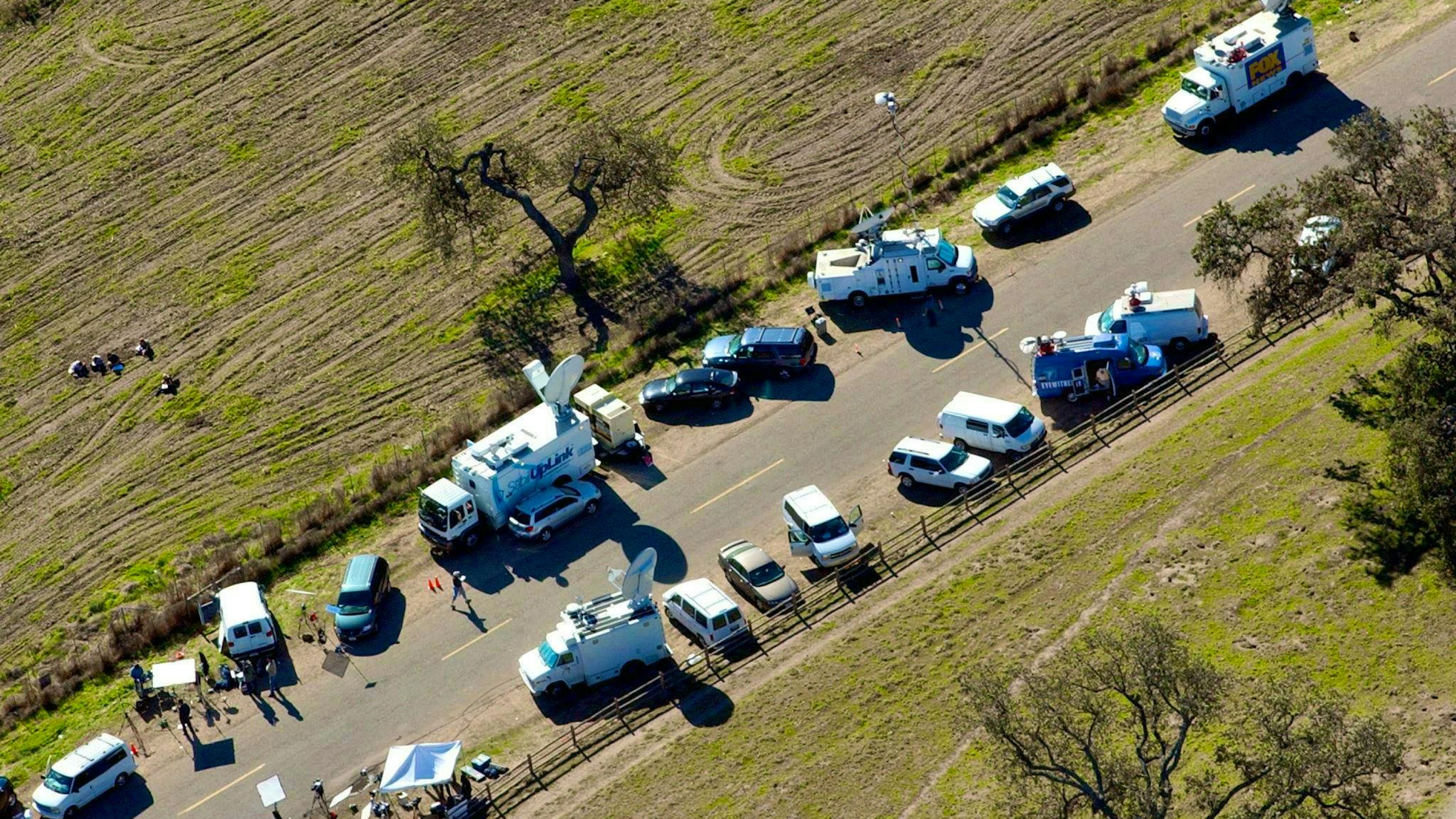 After the police searched Neverland Ranch, numerous media representatives gathered in front of Michael Jackson's estate. Shortly afterwards, the pop star turned himself in to the authorities.