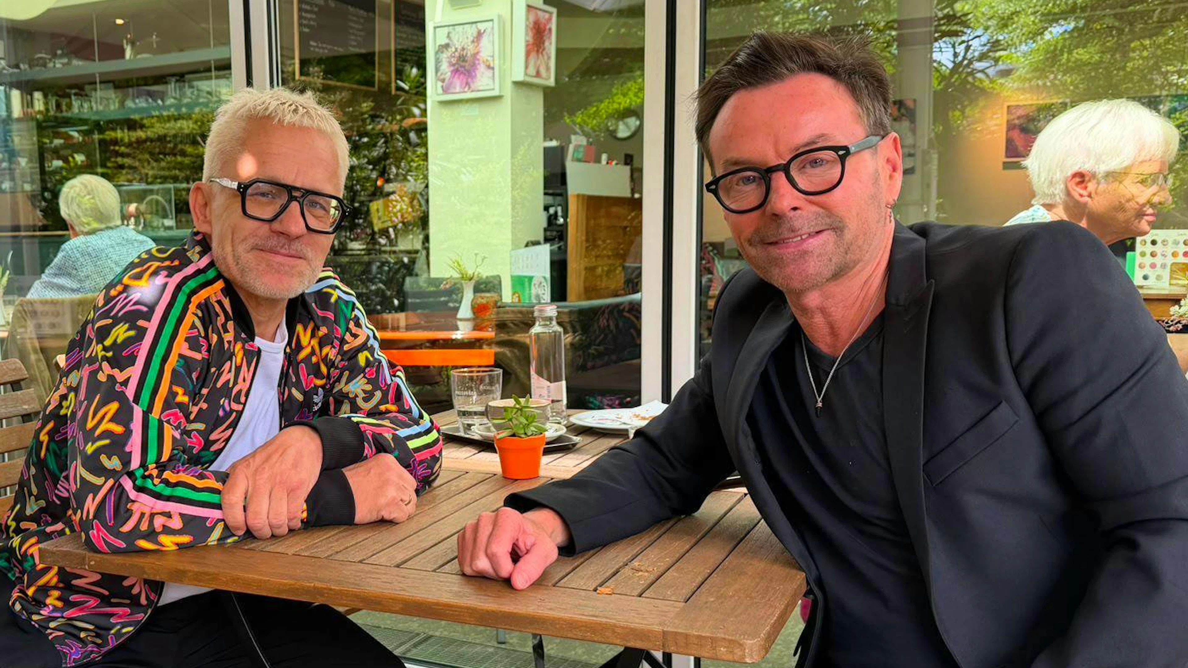 «Frag einfach – ich sage dir schon, wenn ich keine Lust mehr habe, darauf zu antworten»: blue News Redaktor Bruno Bötschi traf Musiker Florian Ast im Café Kurt am Bach in Würenlos AG zum Interview.