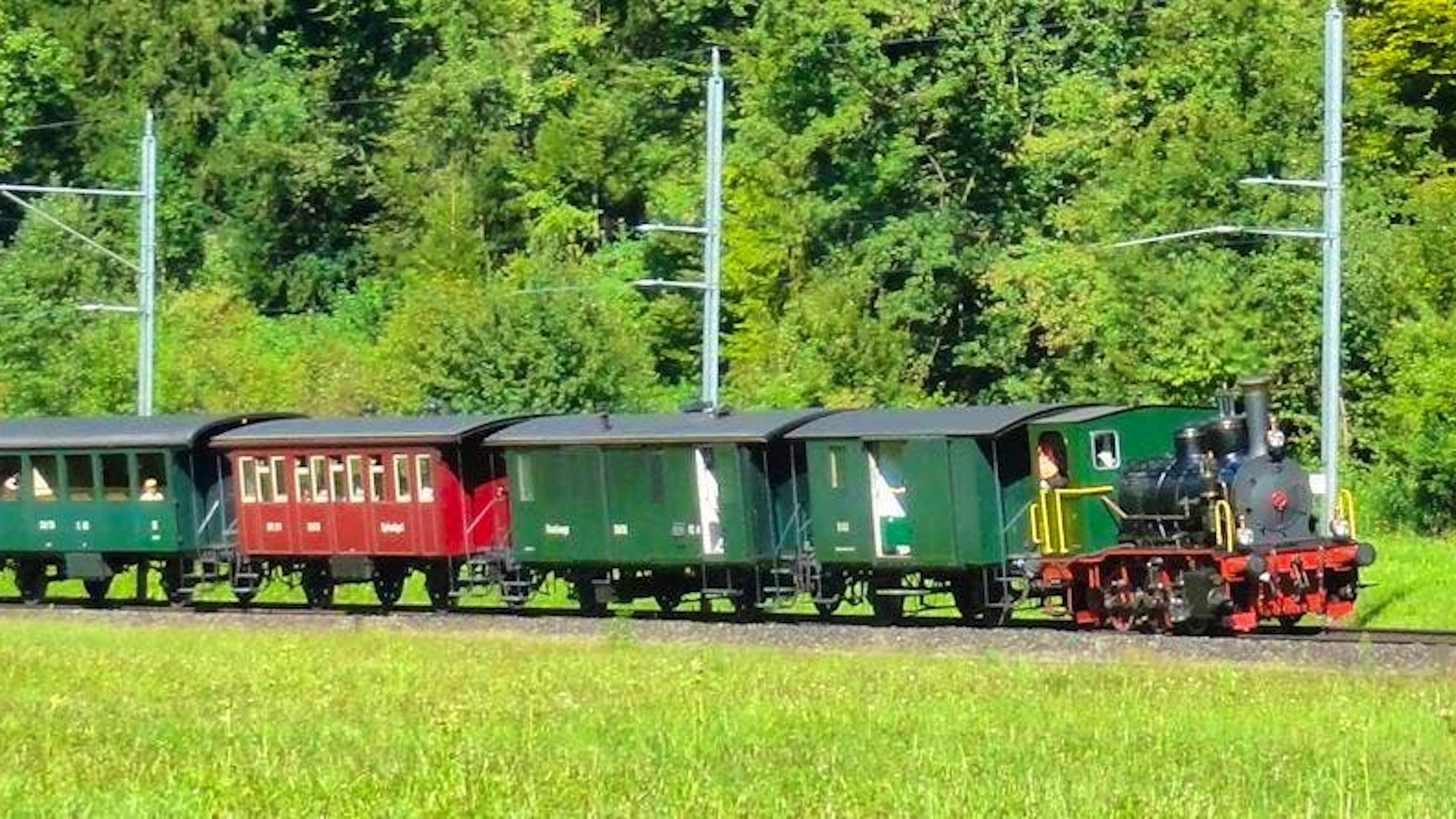 The historic steam train of the Zurich Museum Railway (ZMB) brings railroad history back to the rails and invites you to take a nostalgic ride around Zurich.