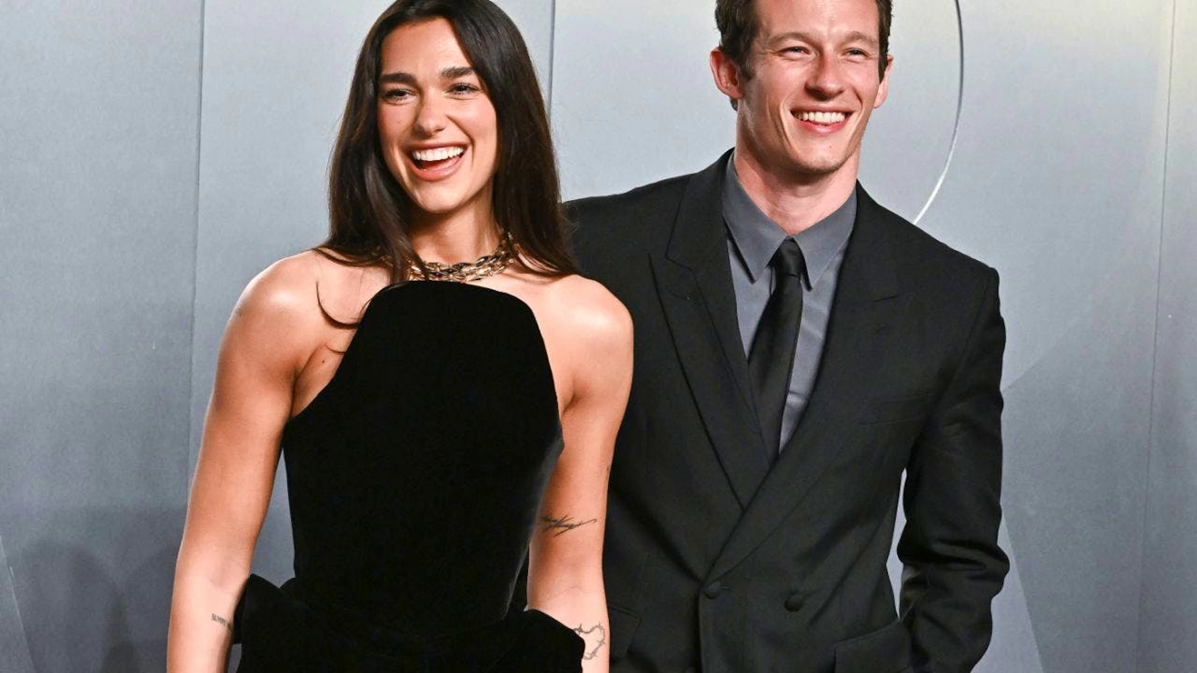Dua Lipa et Callum Turner, la chanteuse et du prétendant au titre de James Bond, se marient ce week-end en Sicile.