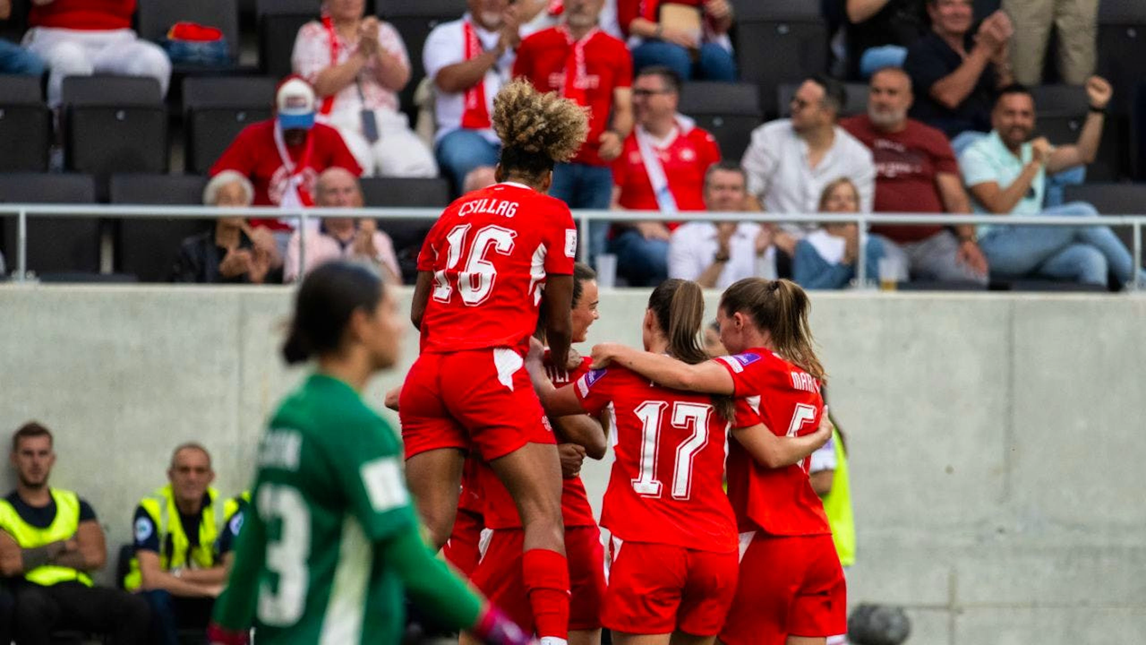 La joie des Suissesses après le 4-1 d'Aurelie Csillag