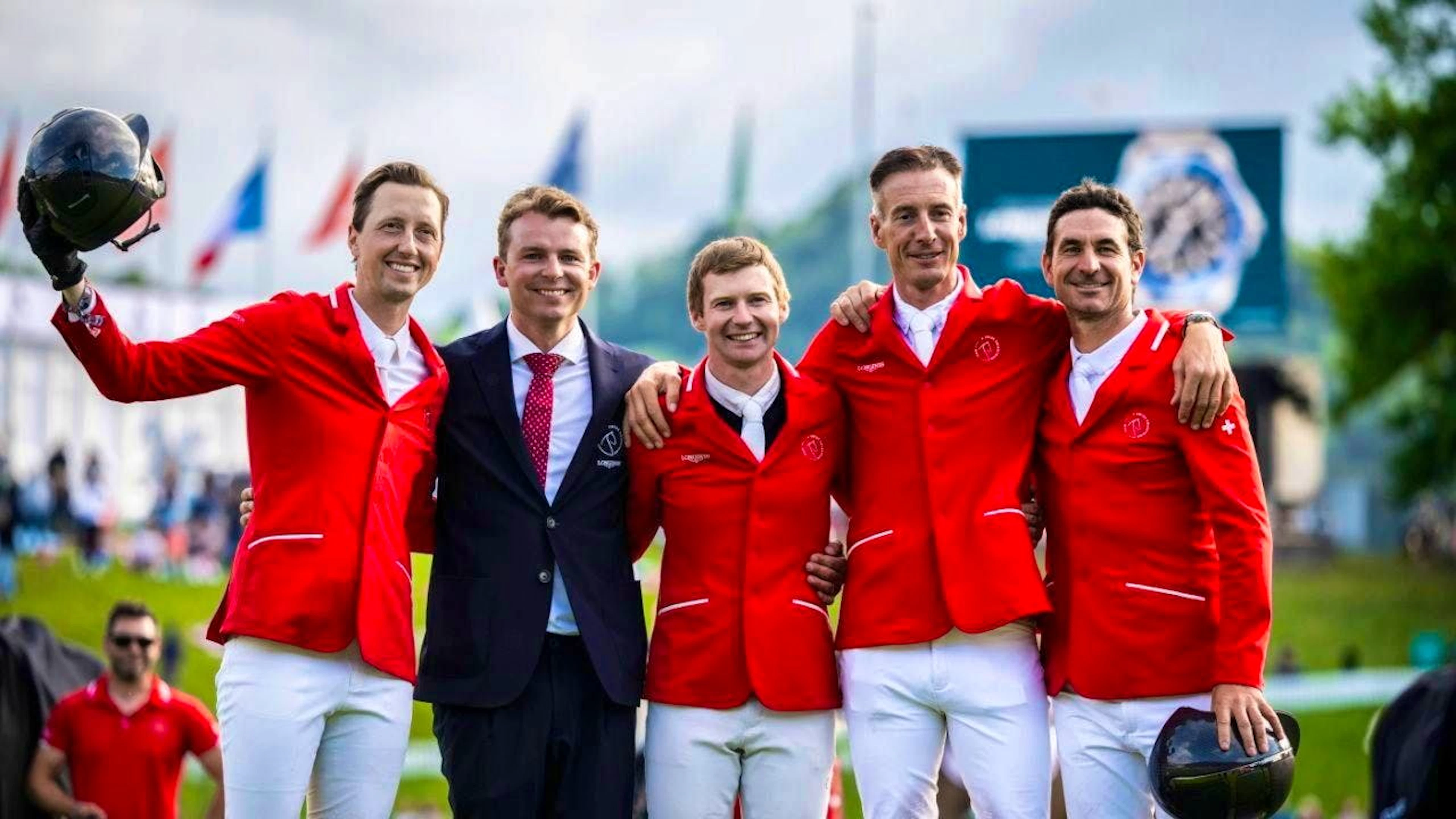 The victorious Swiss team (from left to right) with Martin Fuchs, team manager Peter van der Waaij, Jason Smith, Alain Jufer and Steve Guerdat