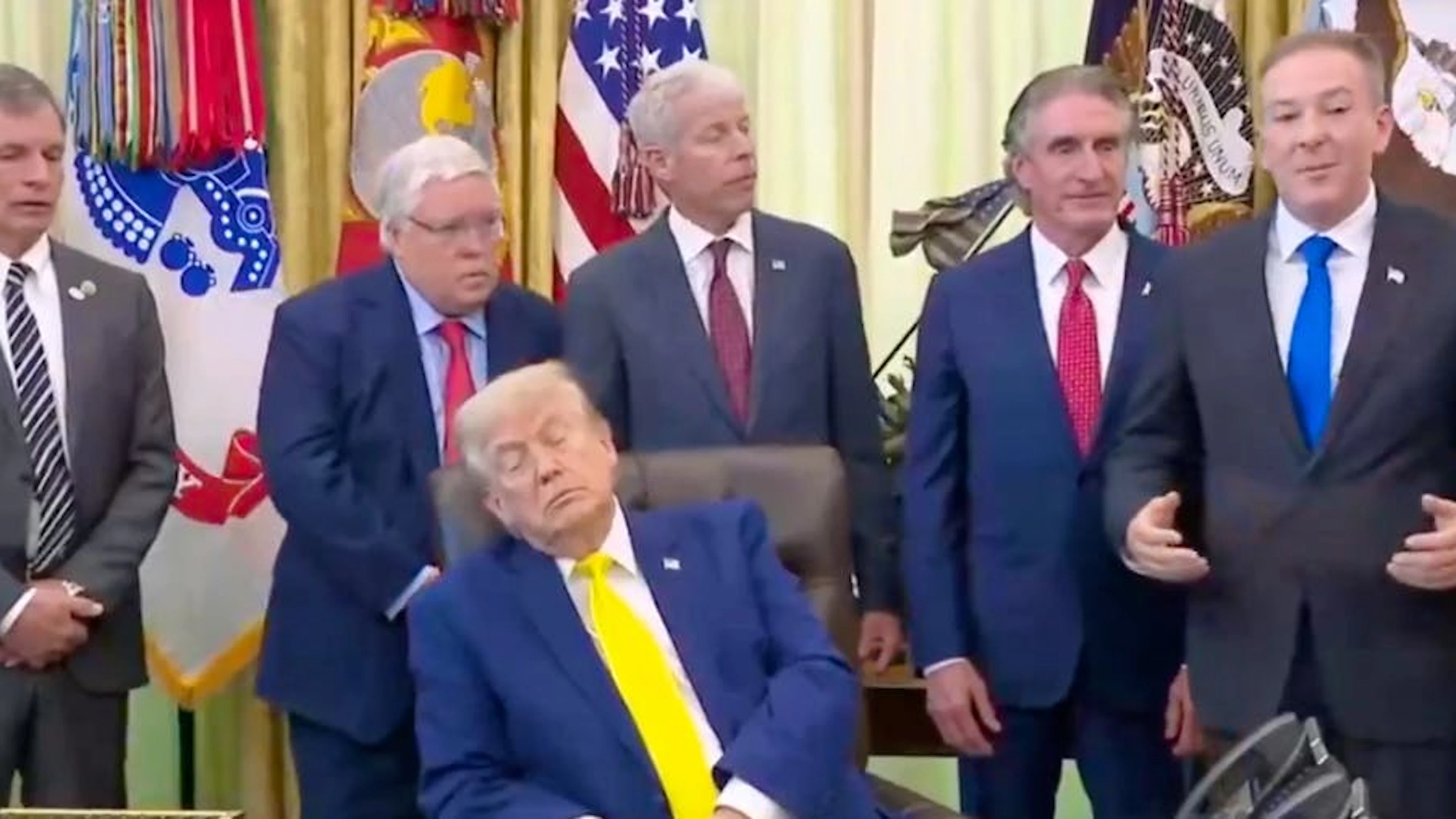 Trump scheint während dem Treffen zu schlafen.