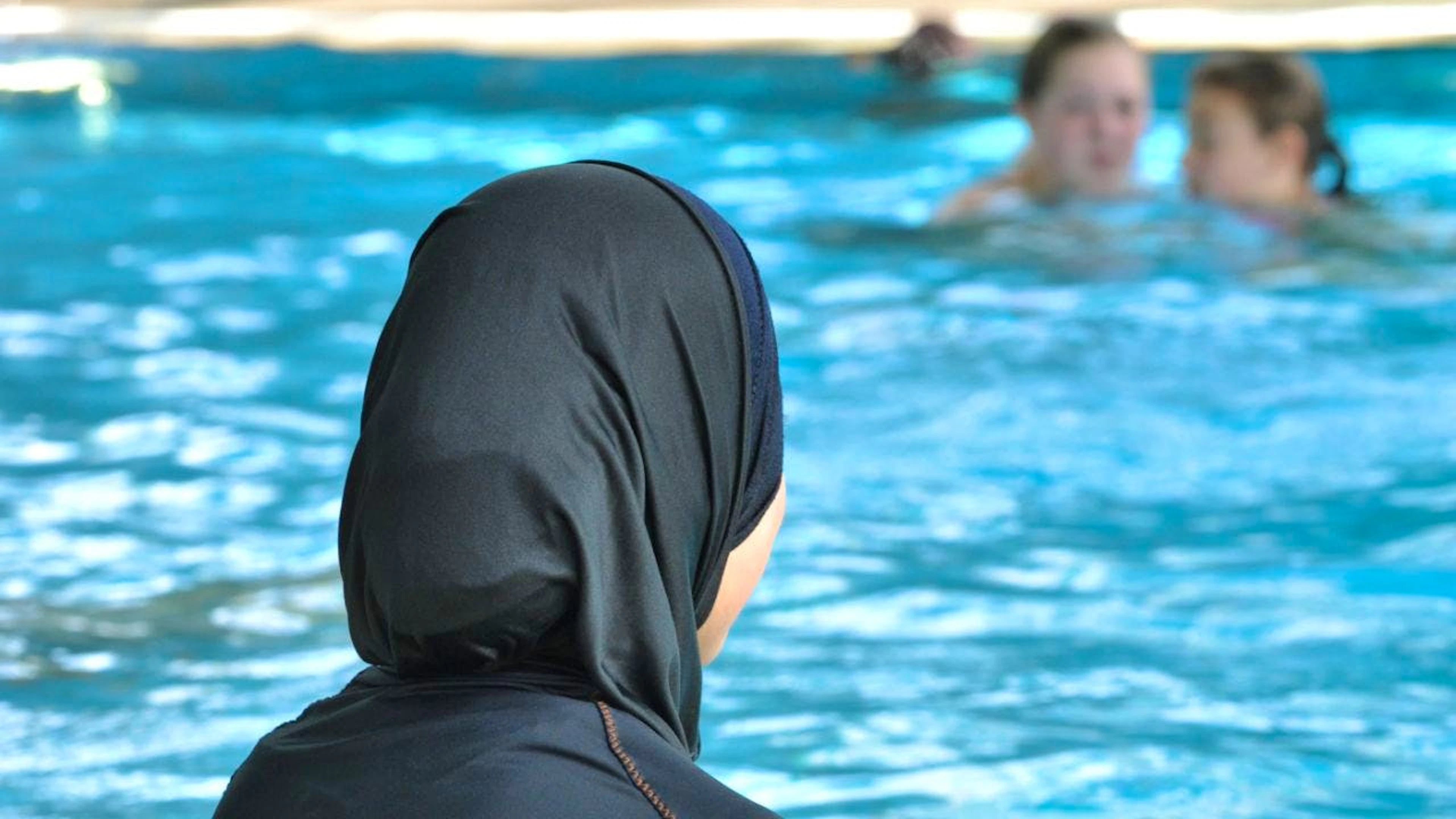 Burkini-Verbot in Genfer Schwimmbädern: Erlaubt sind nur ein- oder zweiteilige Badeanzüge und Badehosen, die oberhalb der Knie enden und die Arme frei lassen. (Symboldbild)