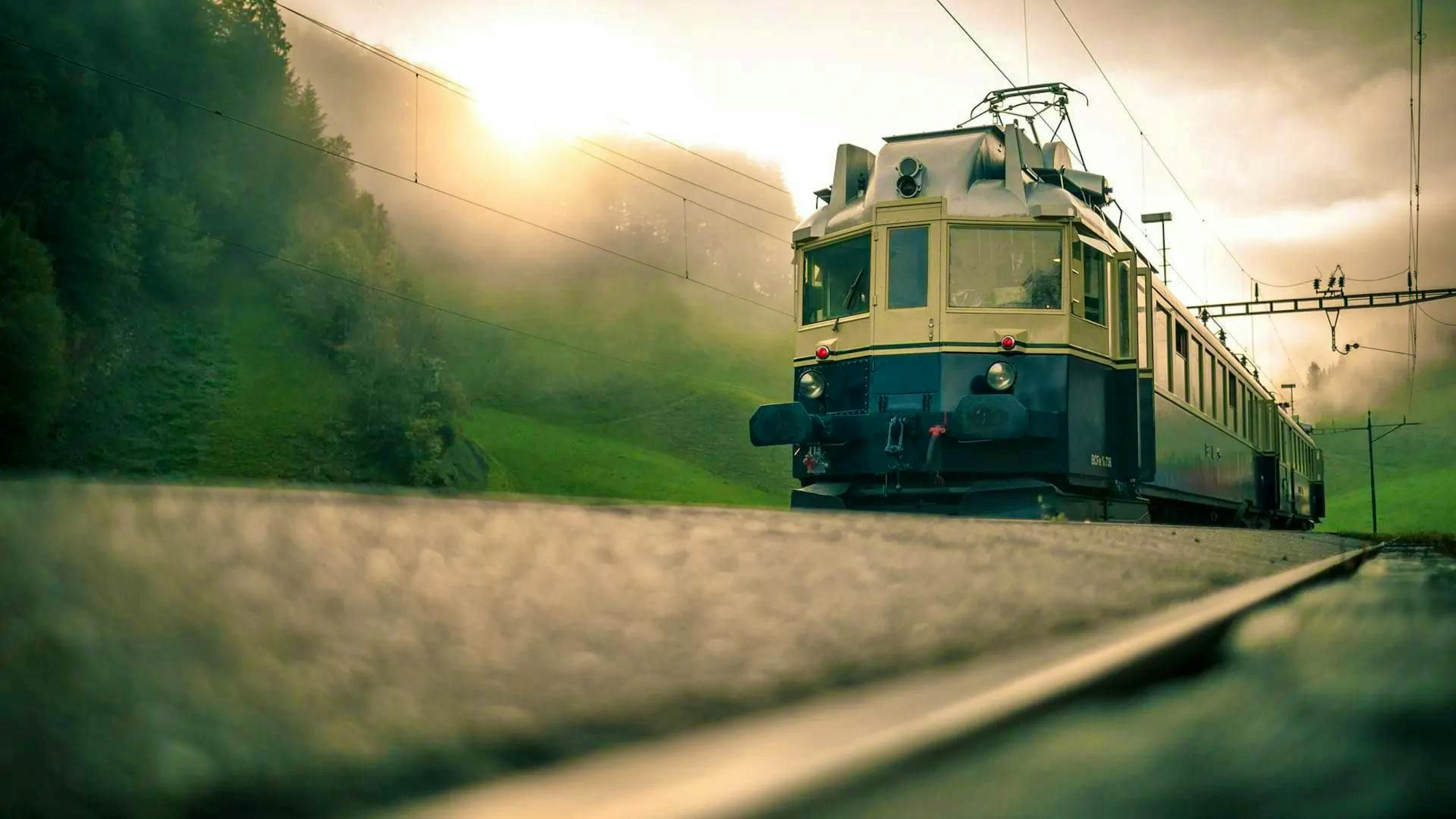 On June 6 and 7, the historic BLS "Blue Arrow" will be on the move on the 125th anniversary of the Bern-Neuchâtel and Gürbetal railroad lines - a journey back to the time of the railroad pioneers.