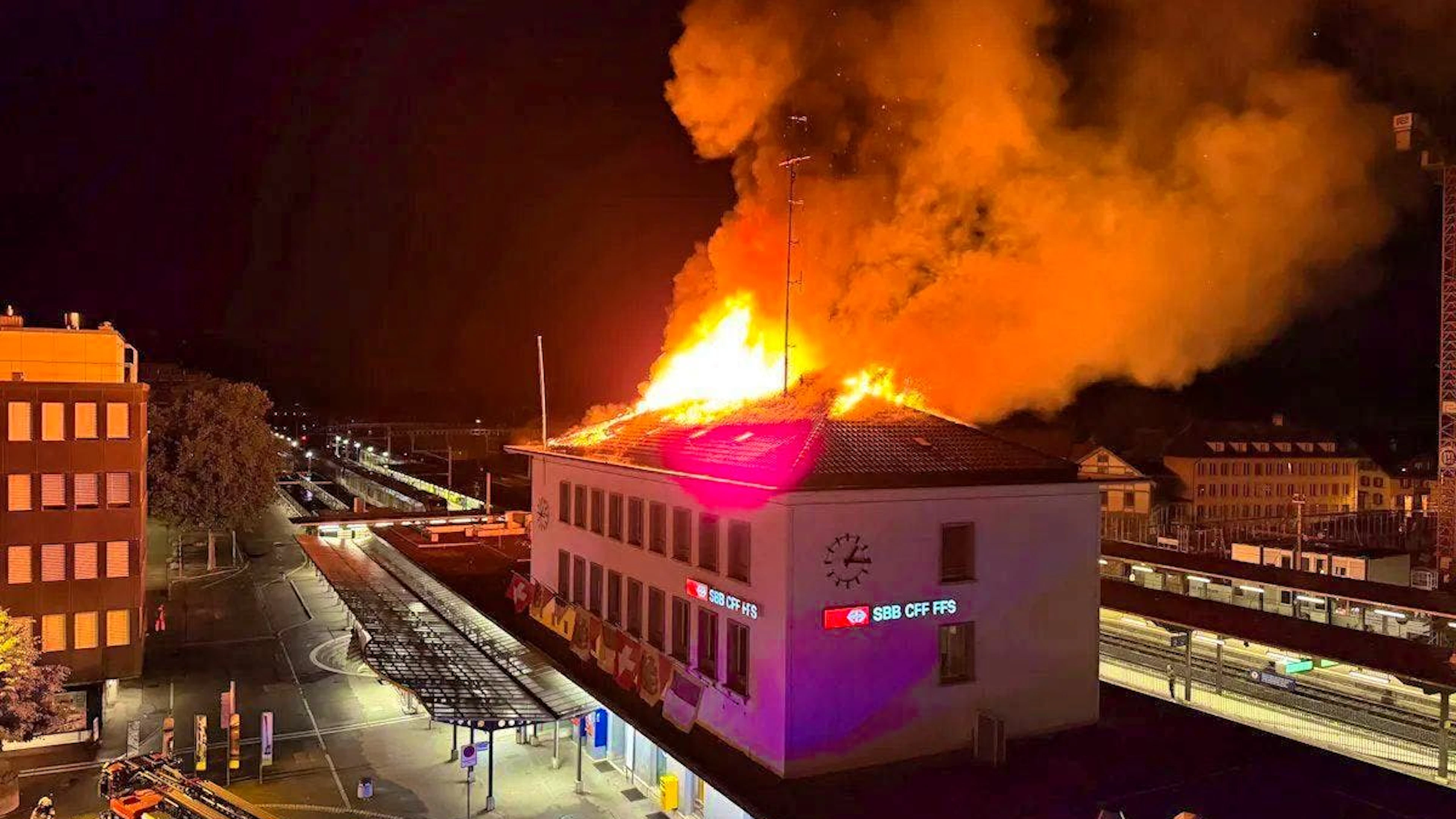 A fire has broken out in the station building in Burgdorf BE.