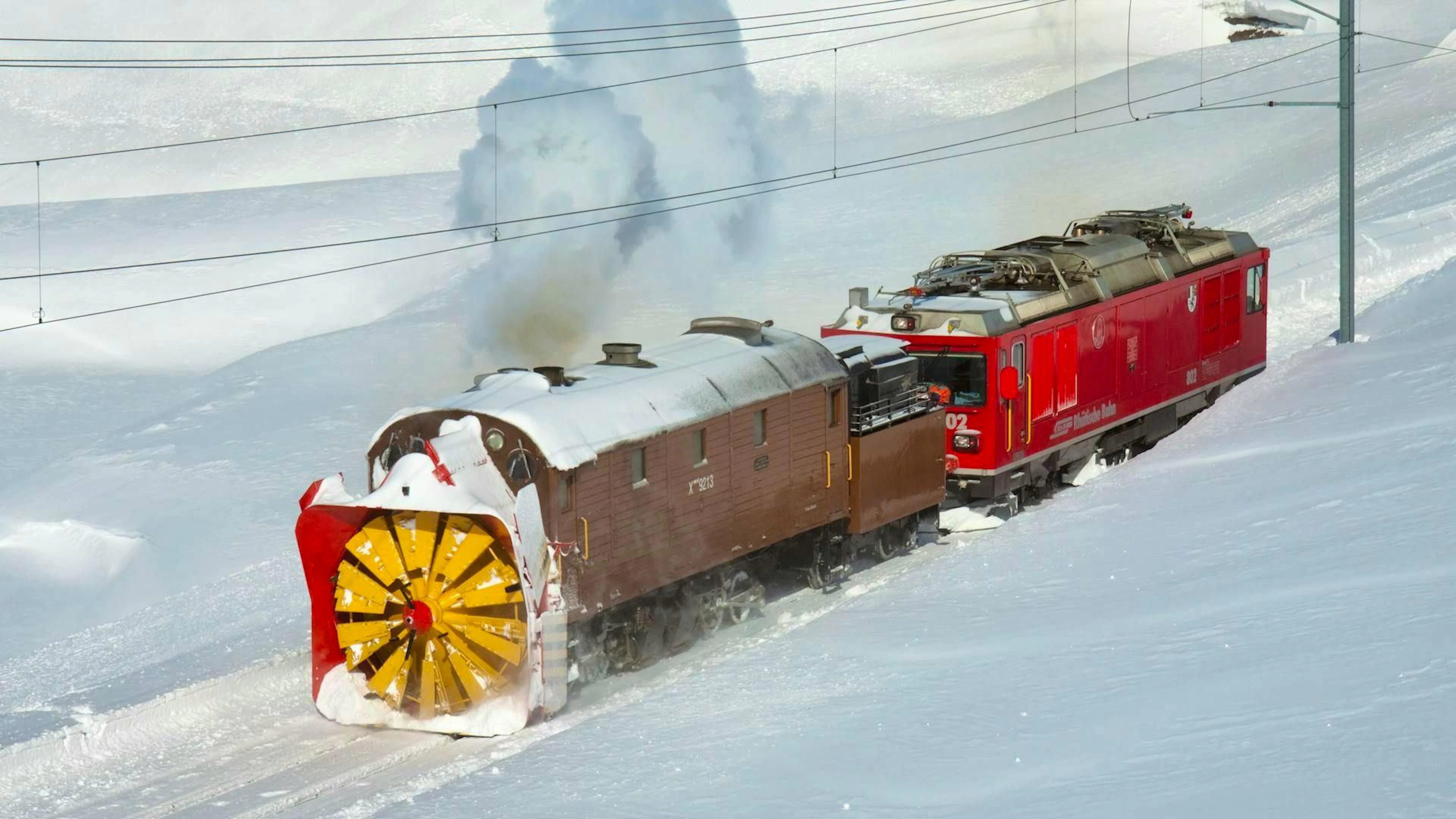 Historical journeys are even possible in winter: the legendary RhB snowplough train Xrot clears the route through the snow-covered Grisons mountains.