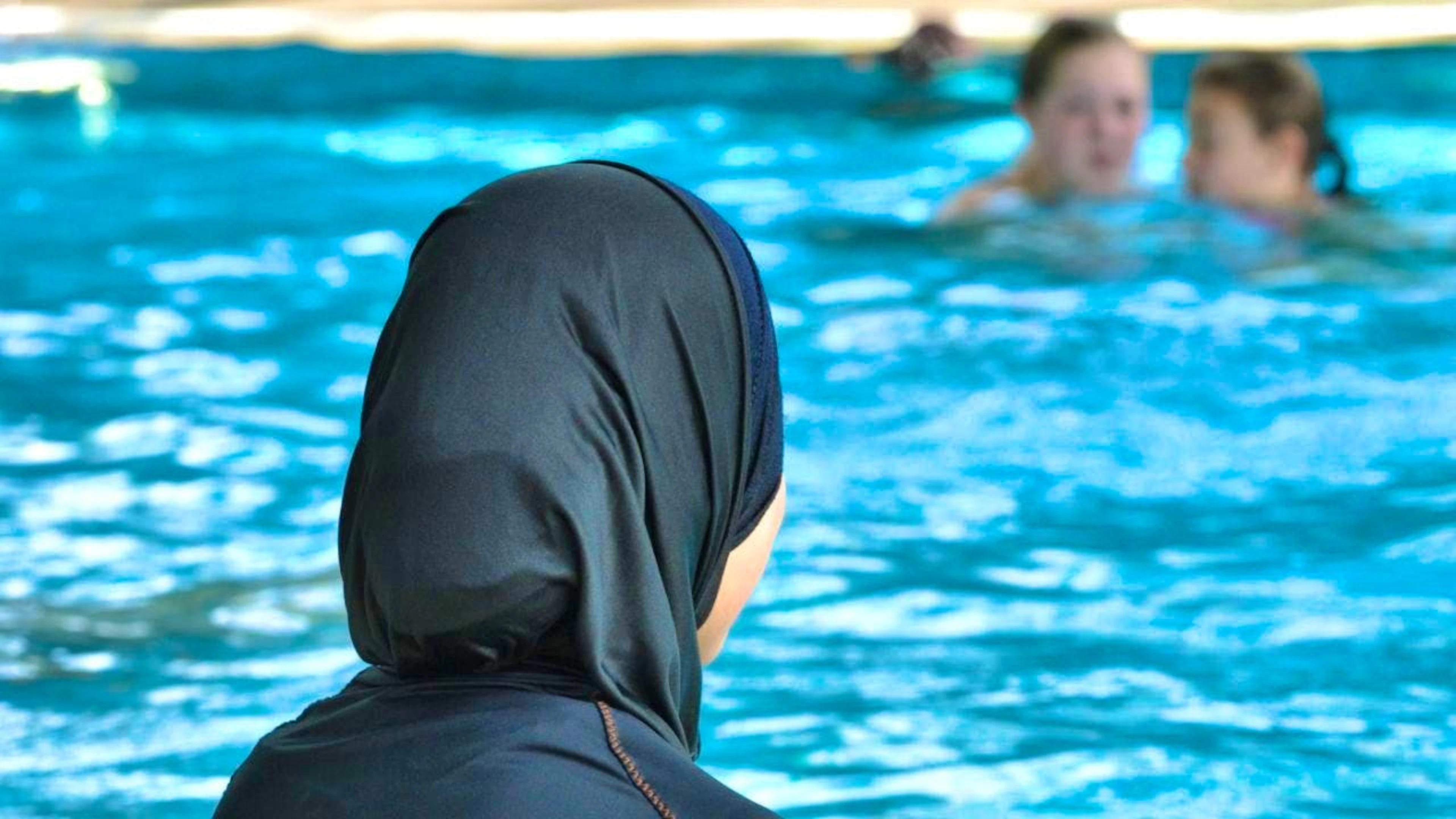 Burkini ban in Geneva swimming pools: Only one- or two-piece swimsuits and swimming trunks that end above the knees and leave the arms free are permitted. (symbolic image)