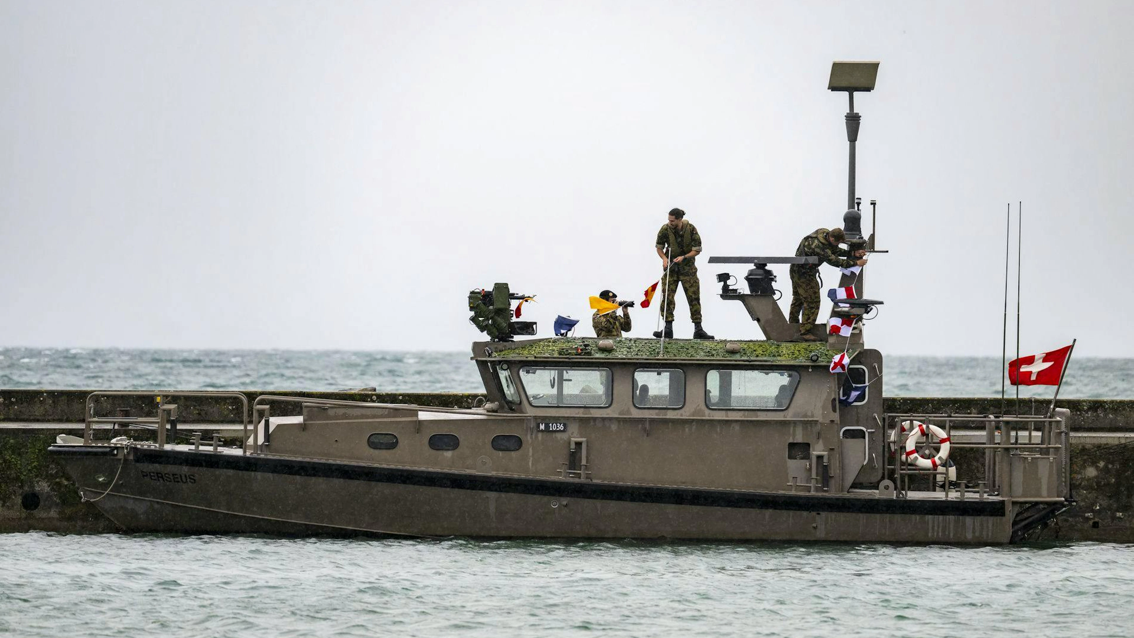 Des militaires travaillent sur un canot-patrouilleur de la marine militaire de l'armée suisse au port d'Ouchy à Lausanne. Les cantons de Genève, Vaud et Valais auront l'appui de près de 4000 militaires pour garantir la sécurité du Sommet du G7.