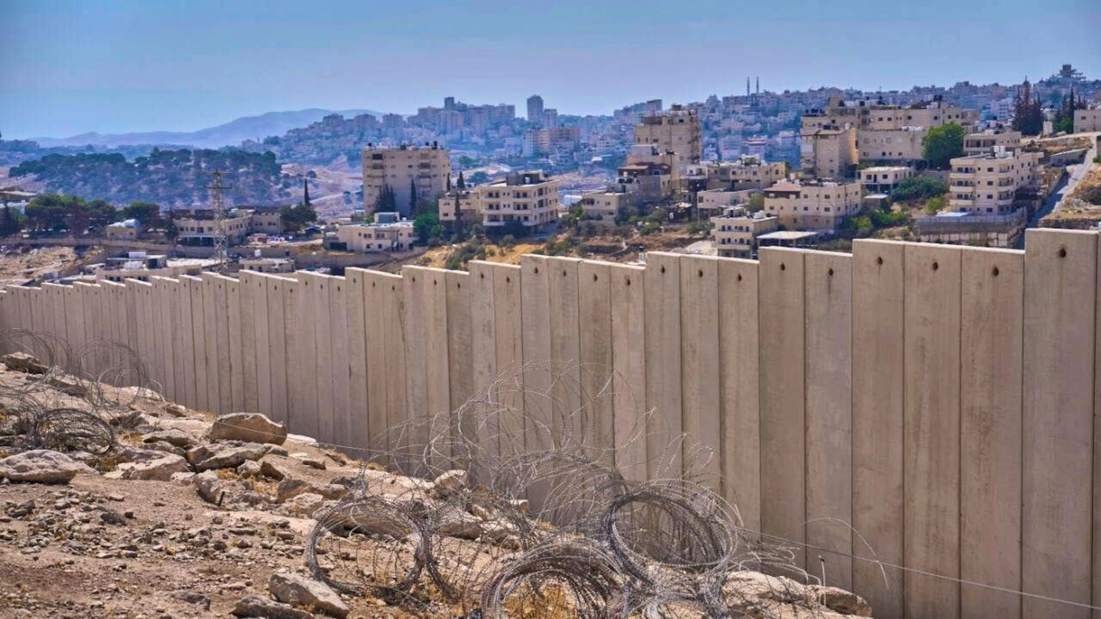 ARCHIVE - The separation wall next to the Arab neighborhood of Al-Eizariya, near which the Israeli government says housing units are to be built as part of the E1 settlement development project. Photo: Ohad Zwigenberg/AP/dpa