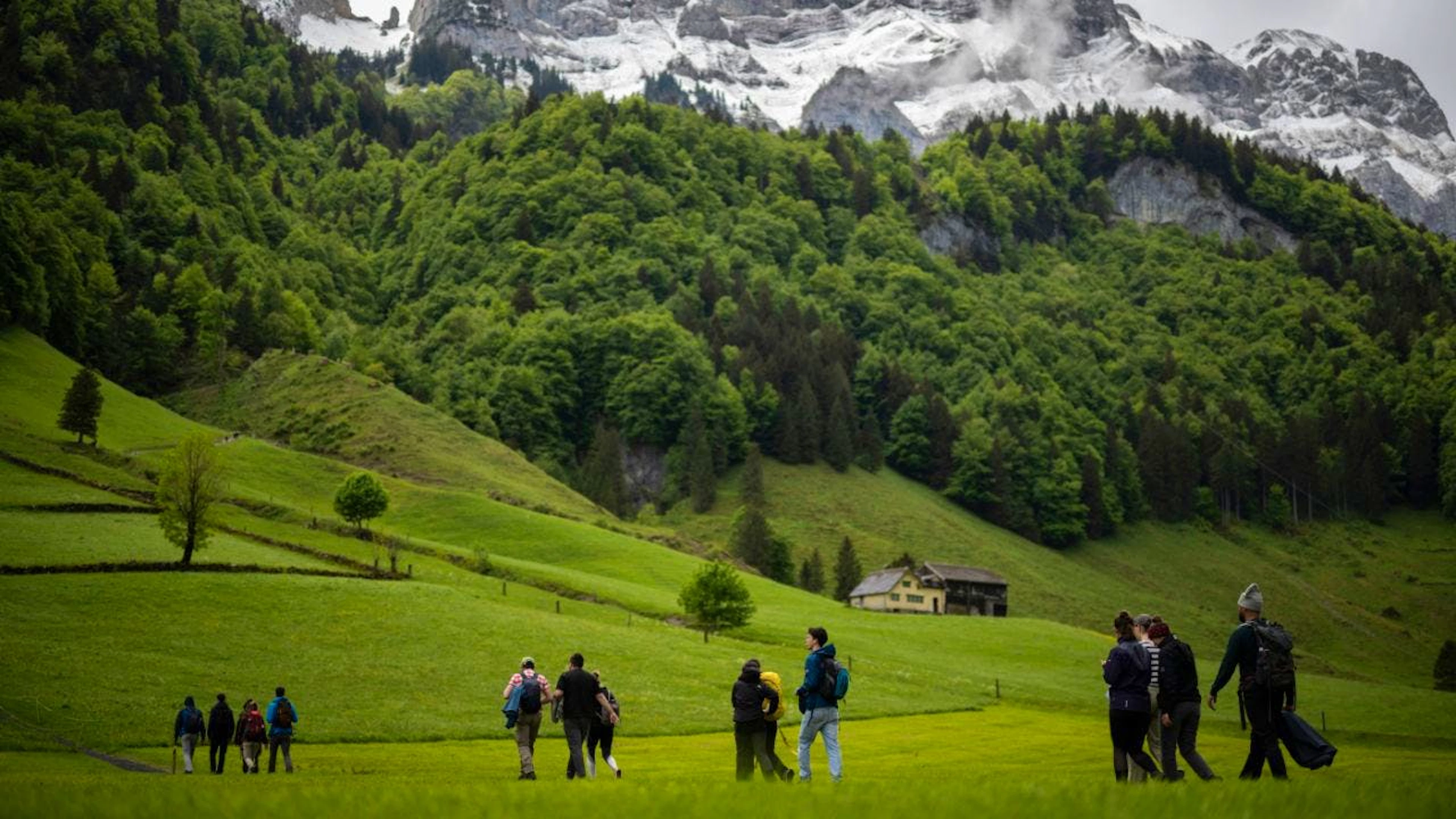 Escursionisti a Wasserauen, in Appenzello Interno, ai piedi dell'Alpstein imbiancato da una nevicata primaverile. (foto del 14 maggio 2026)