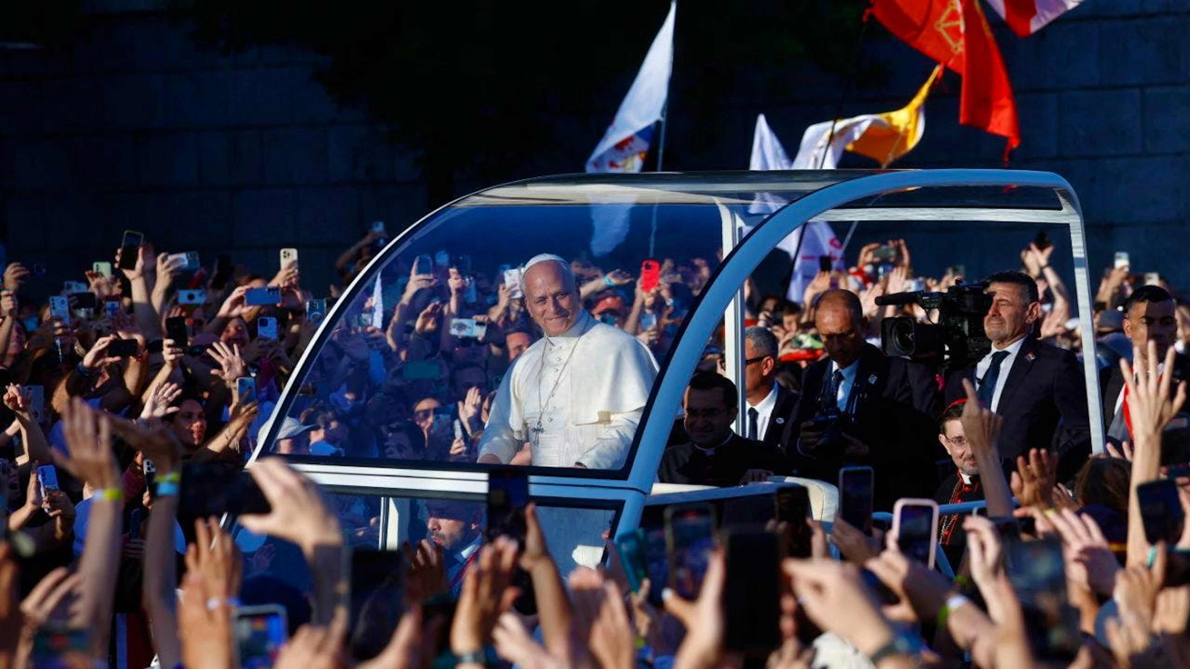 Una grande folla ha accolto il Papa.